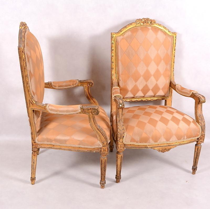Sculpted and gilded wood. Gustavian armchairs, early part of the 19th century.
Scratches, marks, stains,
Complete restoration with new upholstery on request possible.