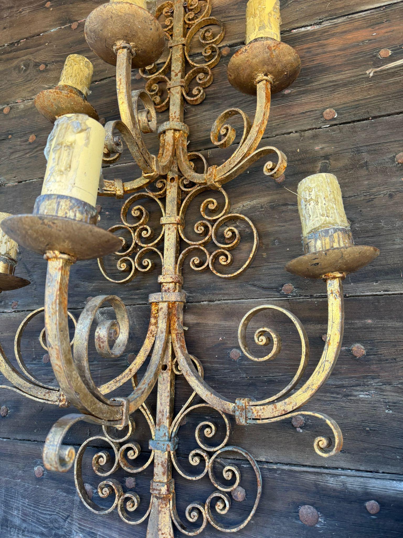 Pair of gilded iron wall sconces with 6 lights each, Italy In Good Condition For Sale In Cuneo, Italy (CN)