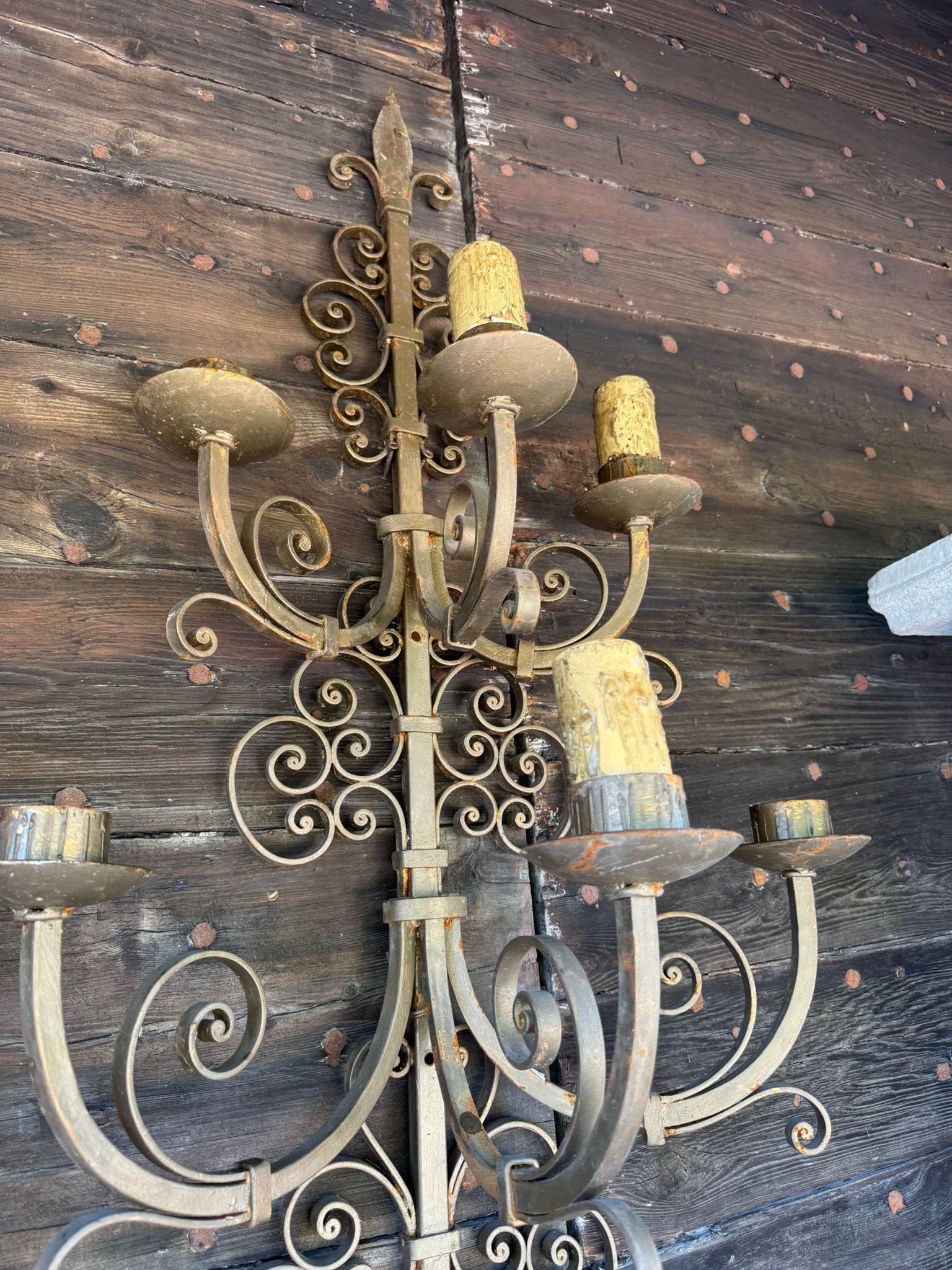 20th Century Pair of gilded iron wall sconces with 6 lights each, Italy For Sale