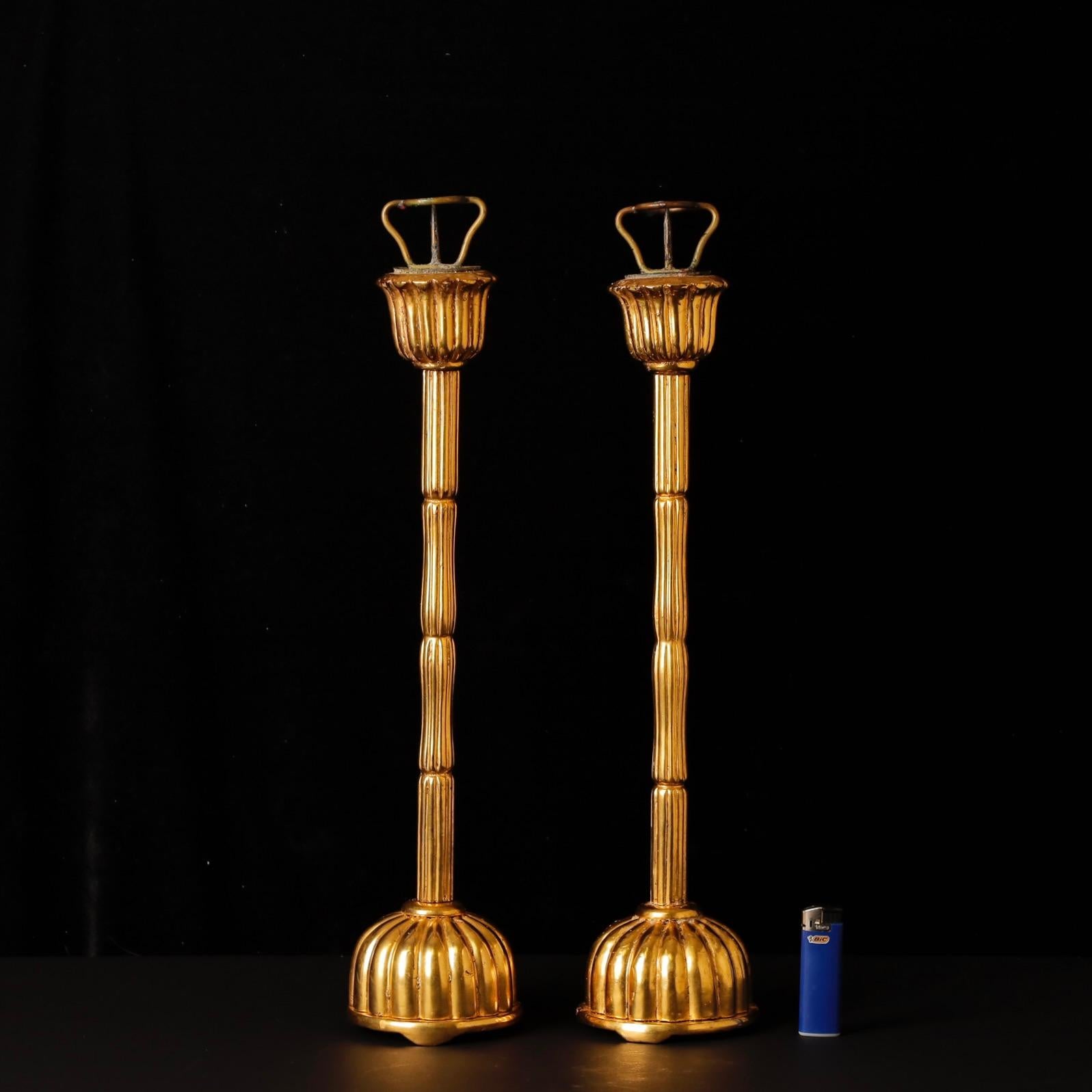Ein schönes Paar traditioneller Shokudai-Kerzenhalter, die in buddhistischen Tempeln verwendet wurden und aus der späten Edo- bis frühen Meiji-Zeit (19. Jahrhundert) stammen.
Diese eleganten, aus Holz geschnitzten und mit Blattgold bearbeiteten