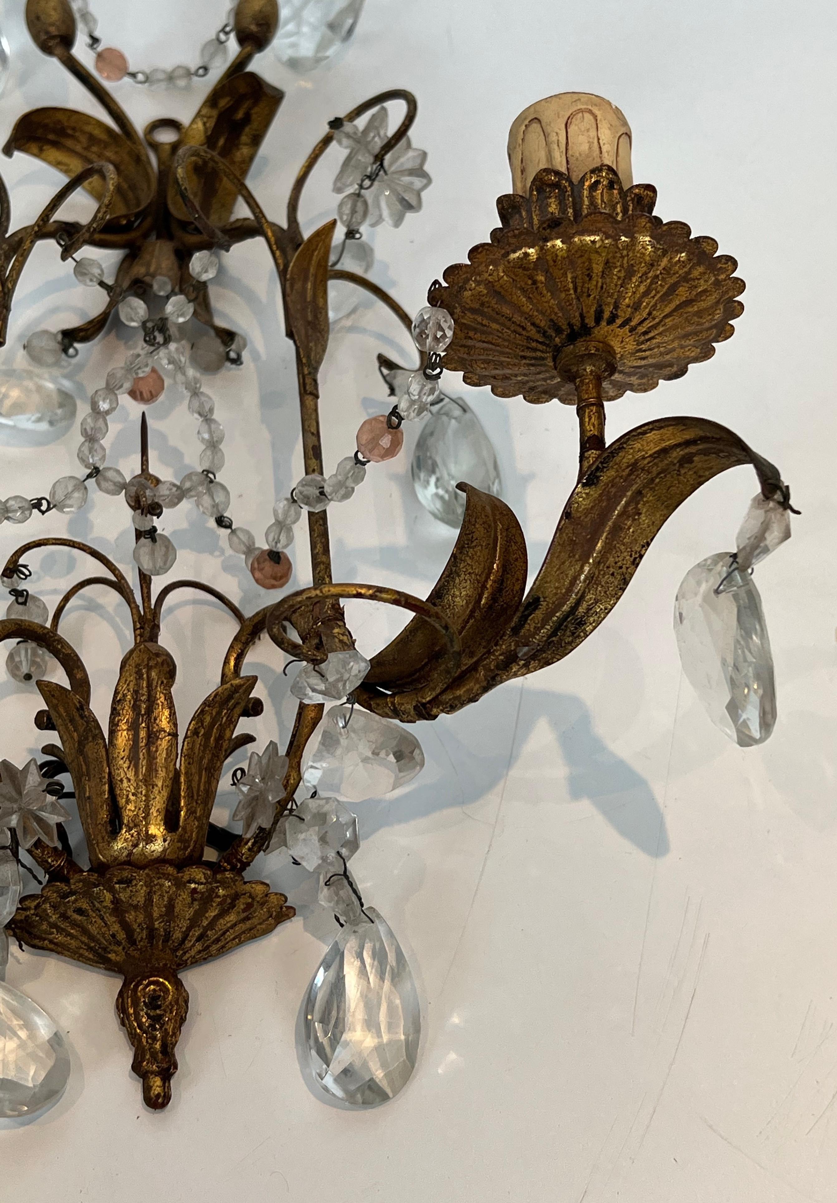Paire d'appliques murales en métal doré et cristaux dans le style de la Maison Baguès en vente 2