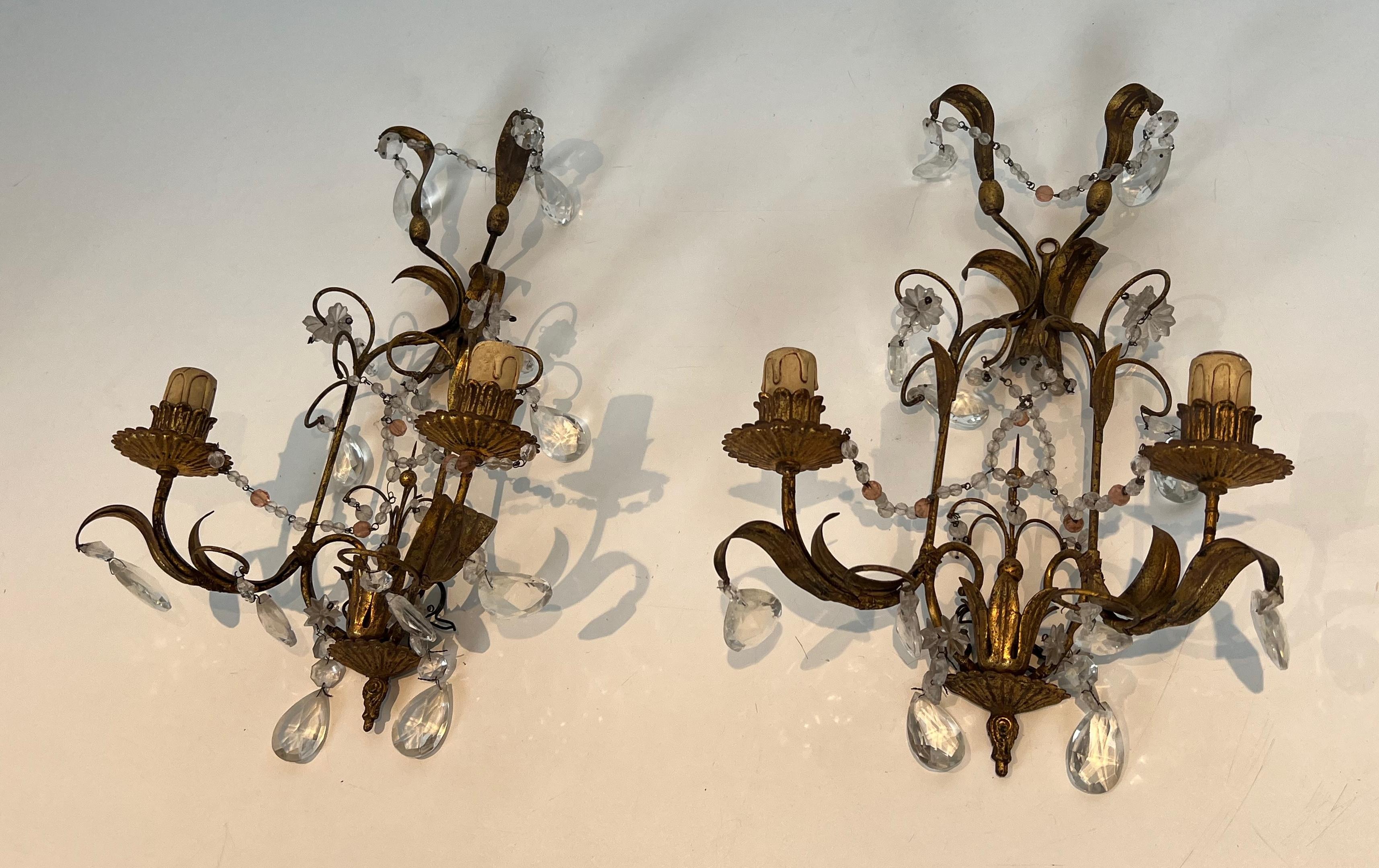Paire d'appliques murales en métal doré et cristaux dans le style de la Maison Baguès en vente 3