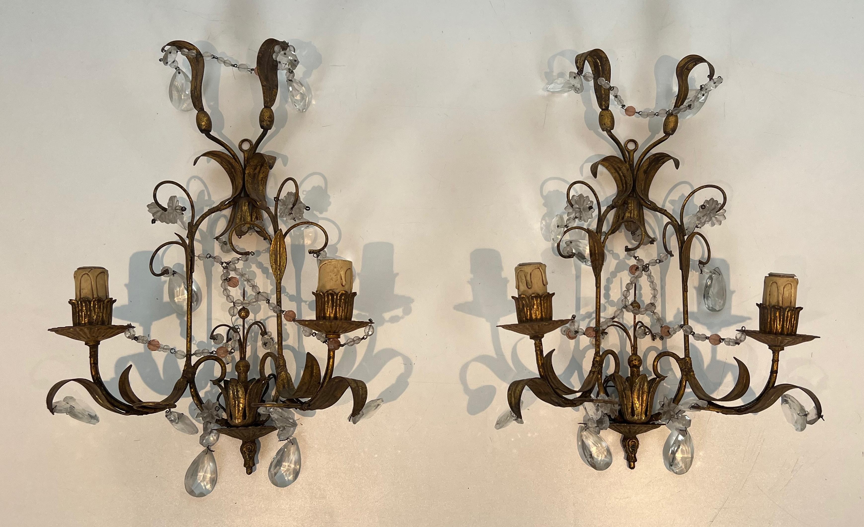 Paire d'appliques murales en métal doré et cristaux dans le style de la Maison Baguès en vente 4