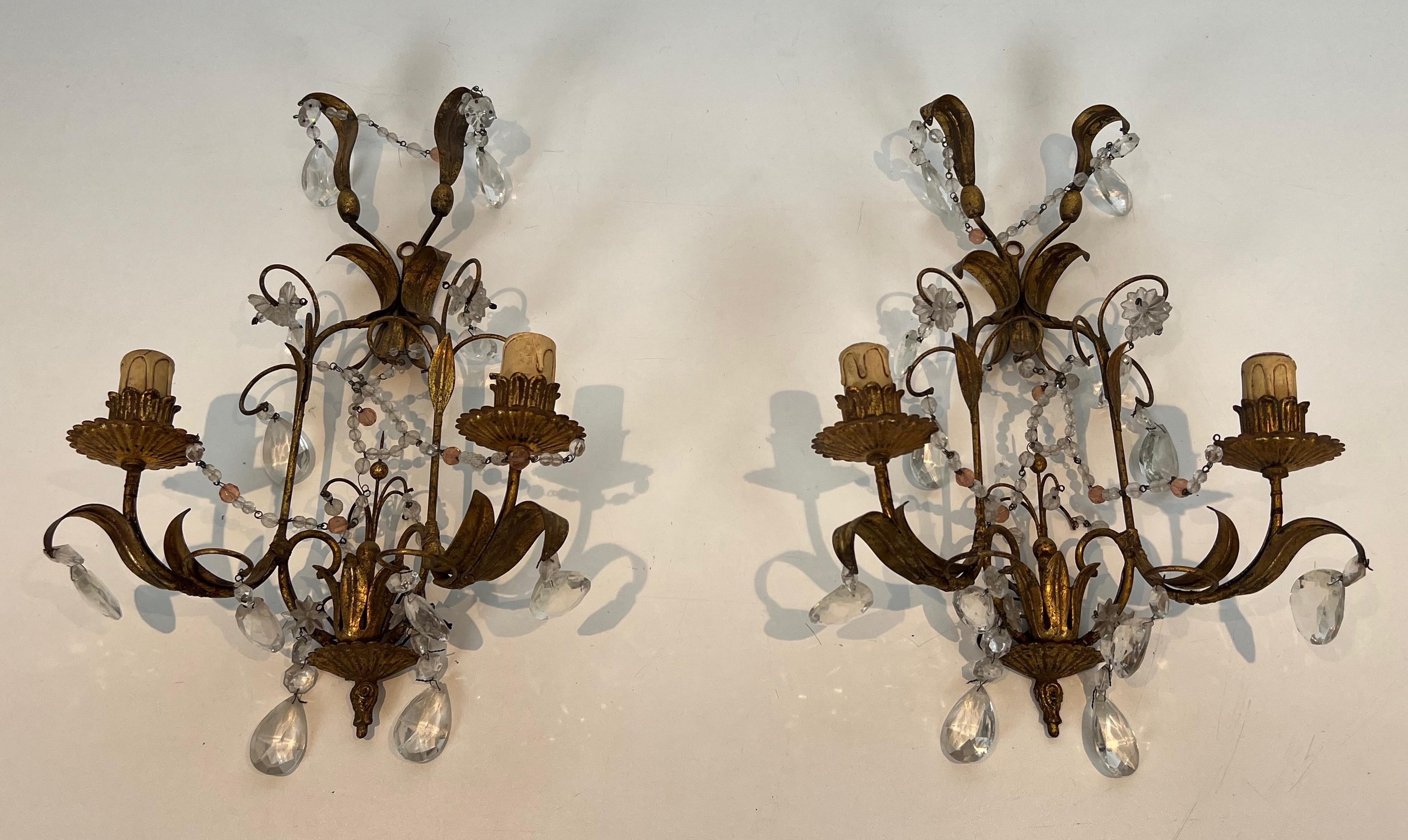 Paire d'appliques murales en métal doré et cristaux dans le style de la Maison Baguès en vente 6