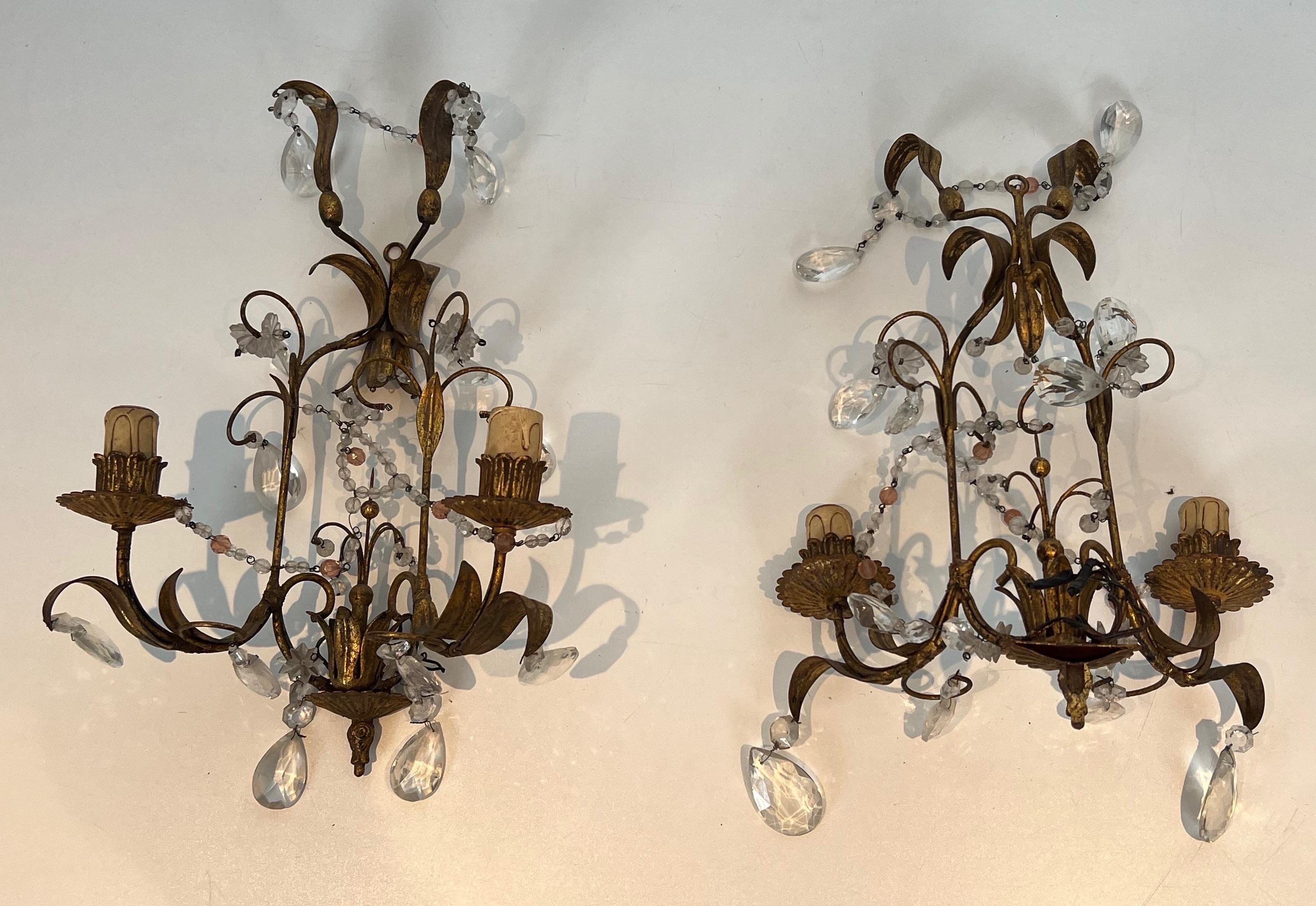 Paire d'appliques murales en métal doré et cristaux dans le style de la Maison Baguès en vente 7