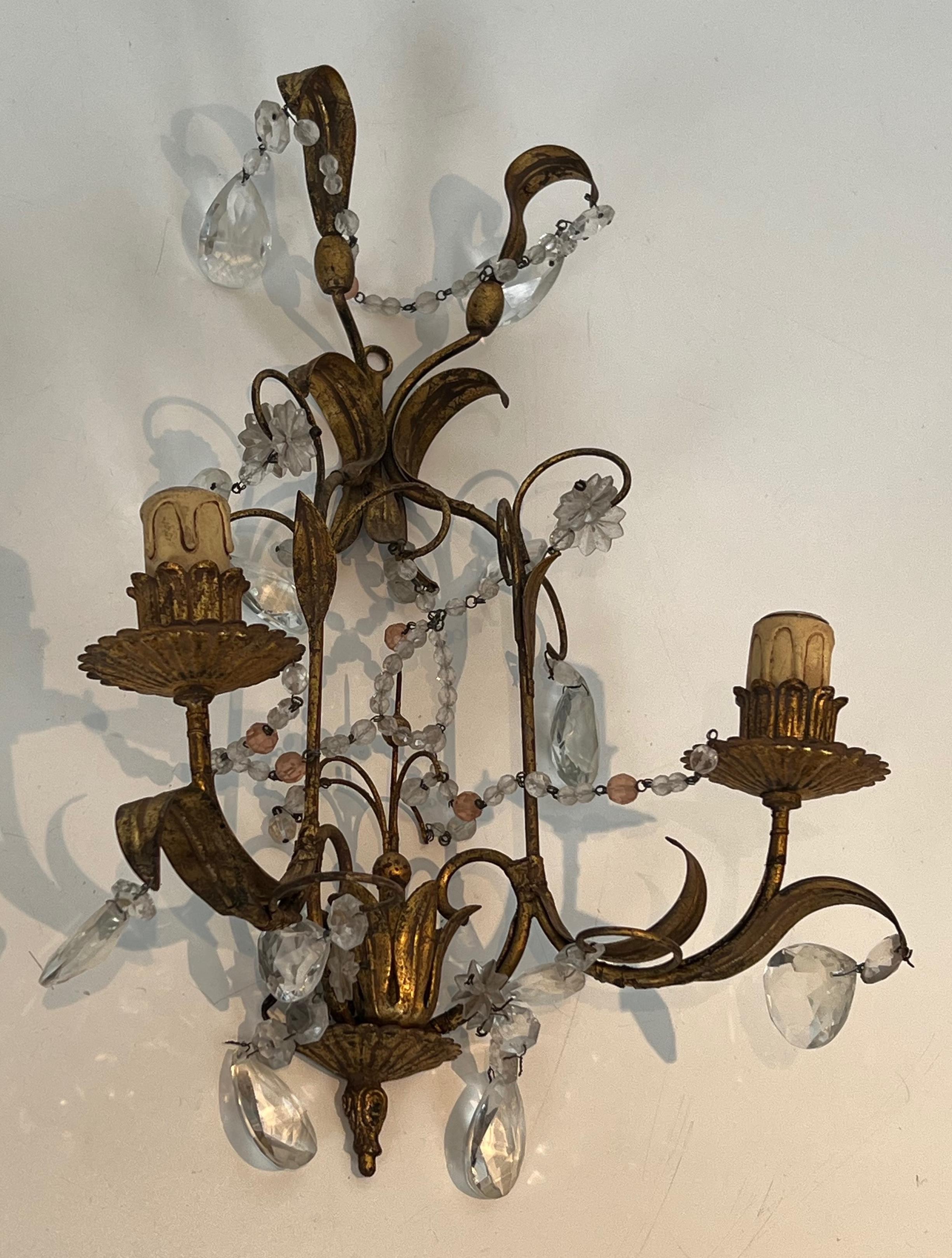 Mid-Century Modern Paire d'appliques murales en métal doré et cristaux dans le style de la Maison Baguès en vente