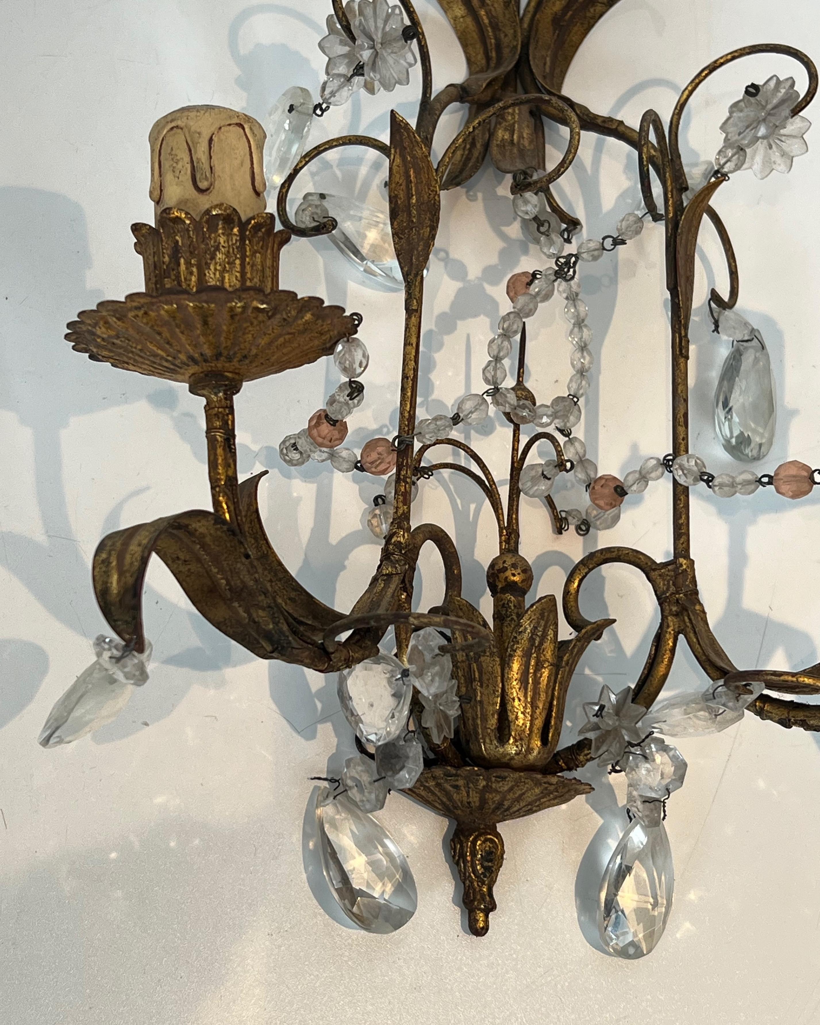 Paire d'appliques murales en métal doré et cristaux dans le style de la Maison Baguès Bon état - En vente à Marcq-en-Barœul, Hauts-de-France