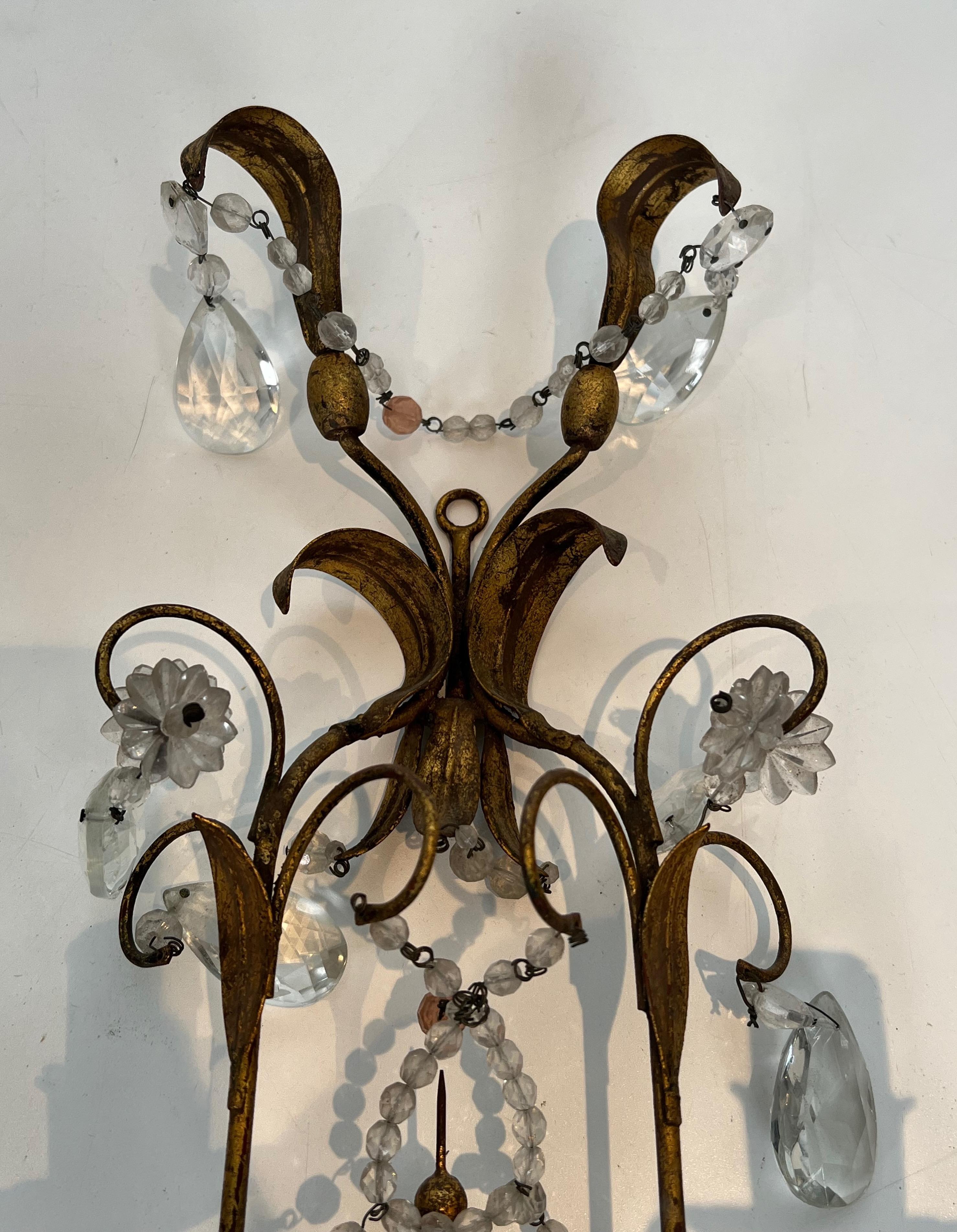 Milieu du XXe siècle Paire d'appliques murales en métal doré et cristaux dans le style de la Maison Baguès en vente