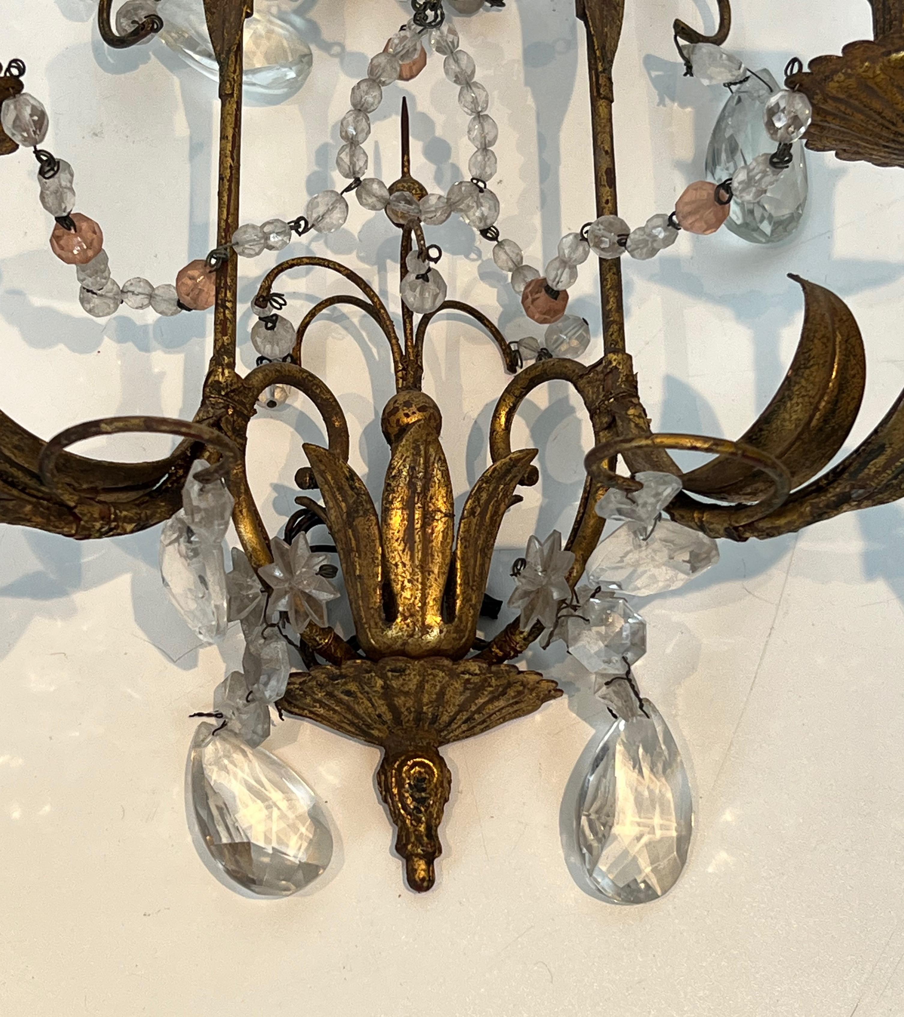 Paire d'appliques murales en métal doré et cristaux dans le style de la Maison Baguès en vente 1