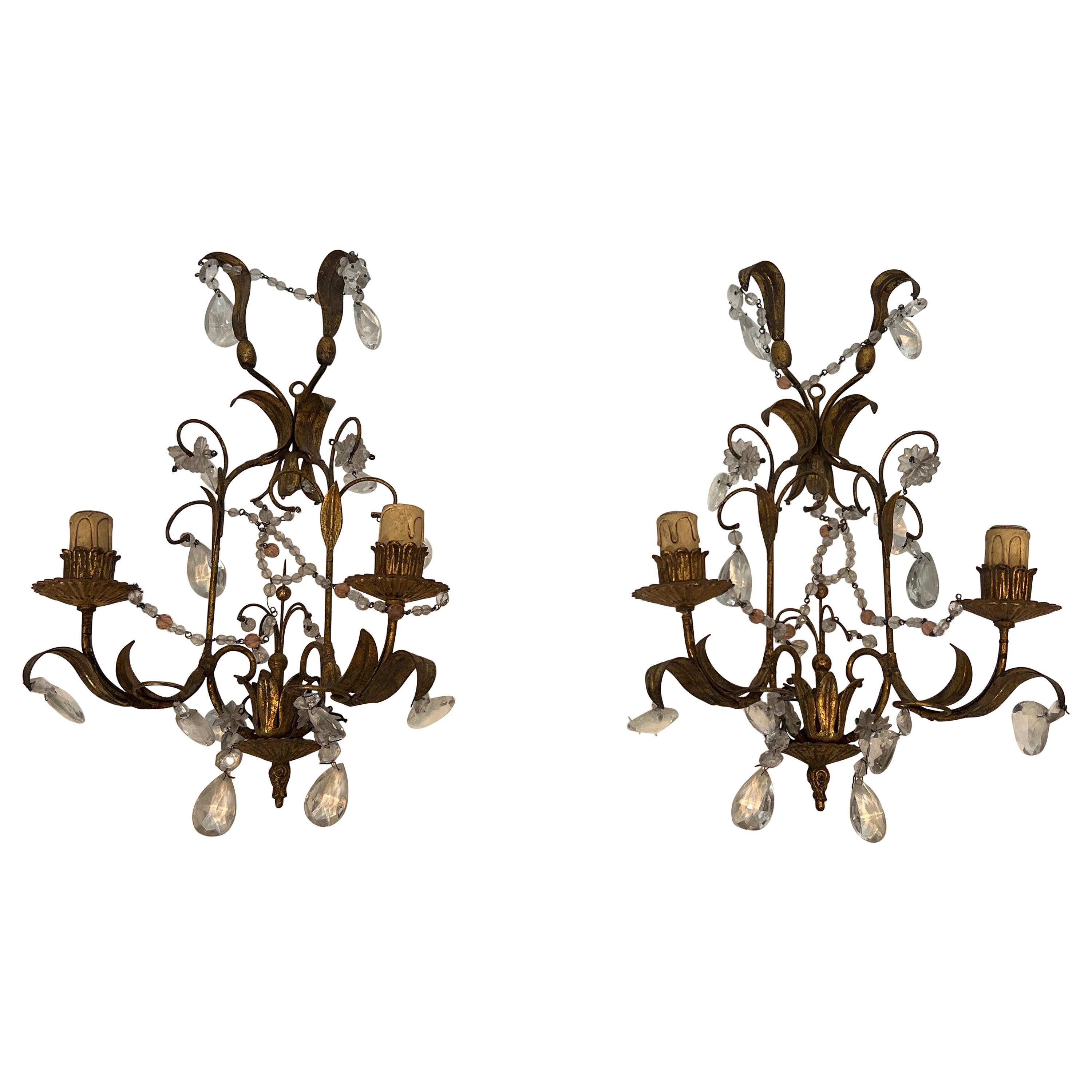 Pareja de apliques de metal dorado y cristales de estilo Maison Baguès