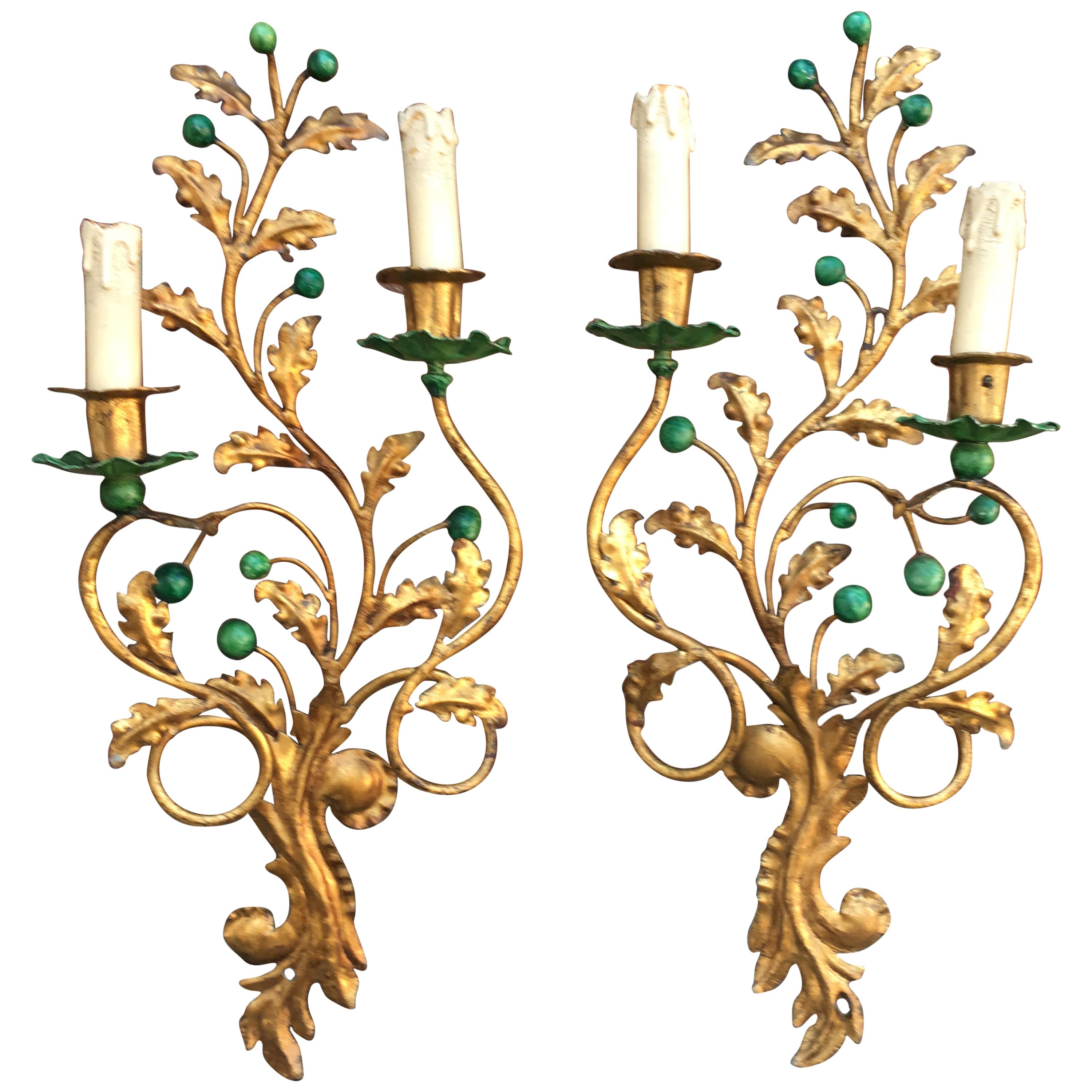 Coppia di appliques in metallo dorato e laccato verde, 'Style Baguès', 1950 ca.