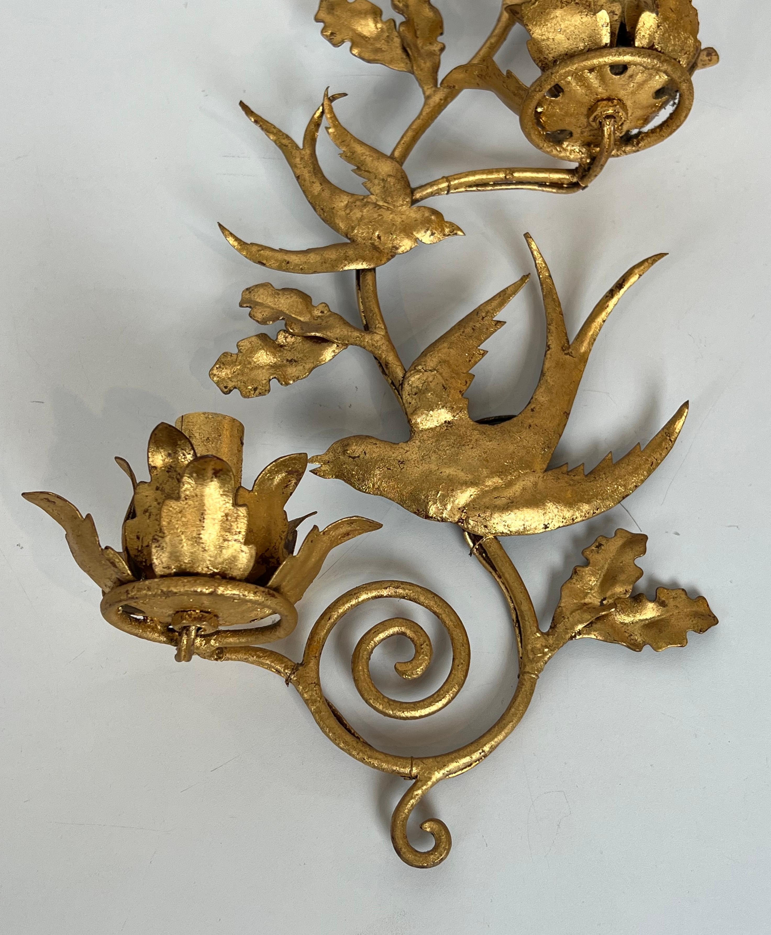 Paire d'appliques murales à oiseaux en métal doré dans le style de la Maison Baguès en vente 2