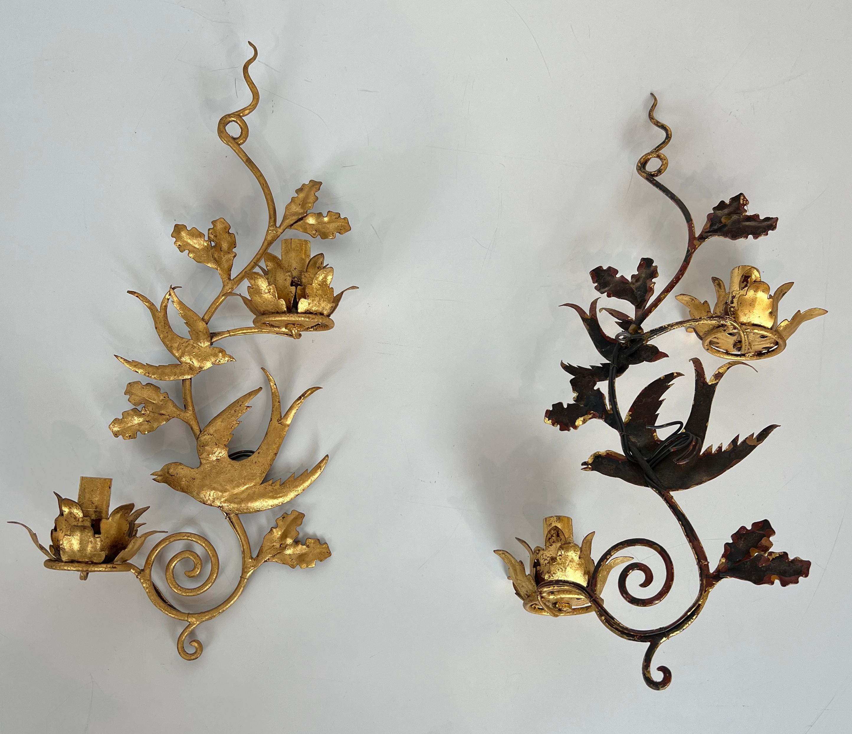 Paire d'appliques murales à oiseaux en métal doré dans le style de la Maison Baguès en vente 3