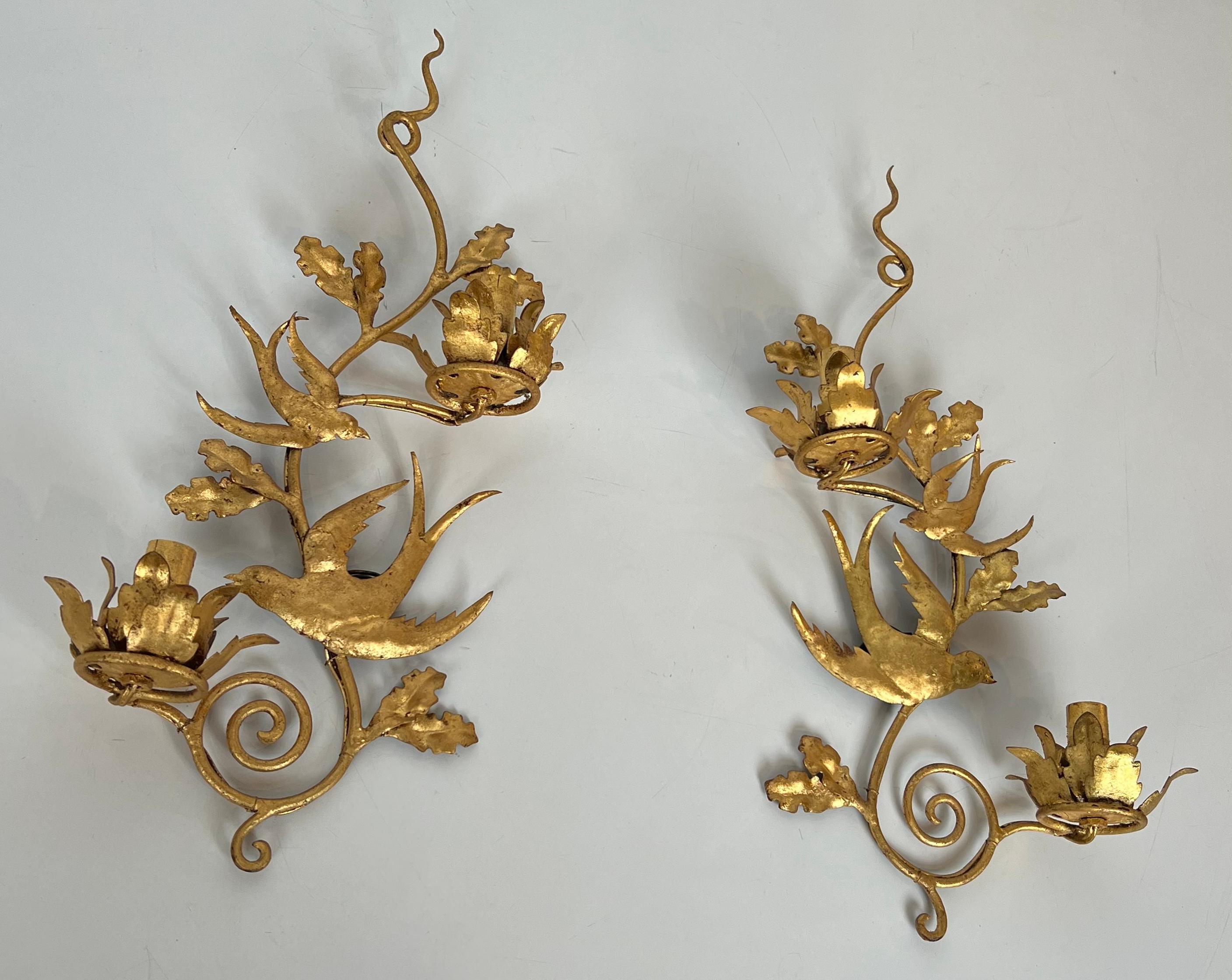 Paire d'appliques murales à oiseaux en métal doré dans le style de la Maison Baguès en vente 5