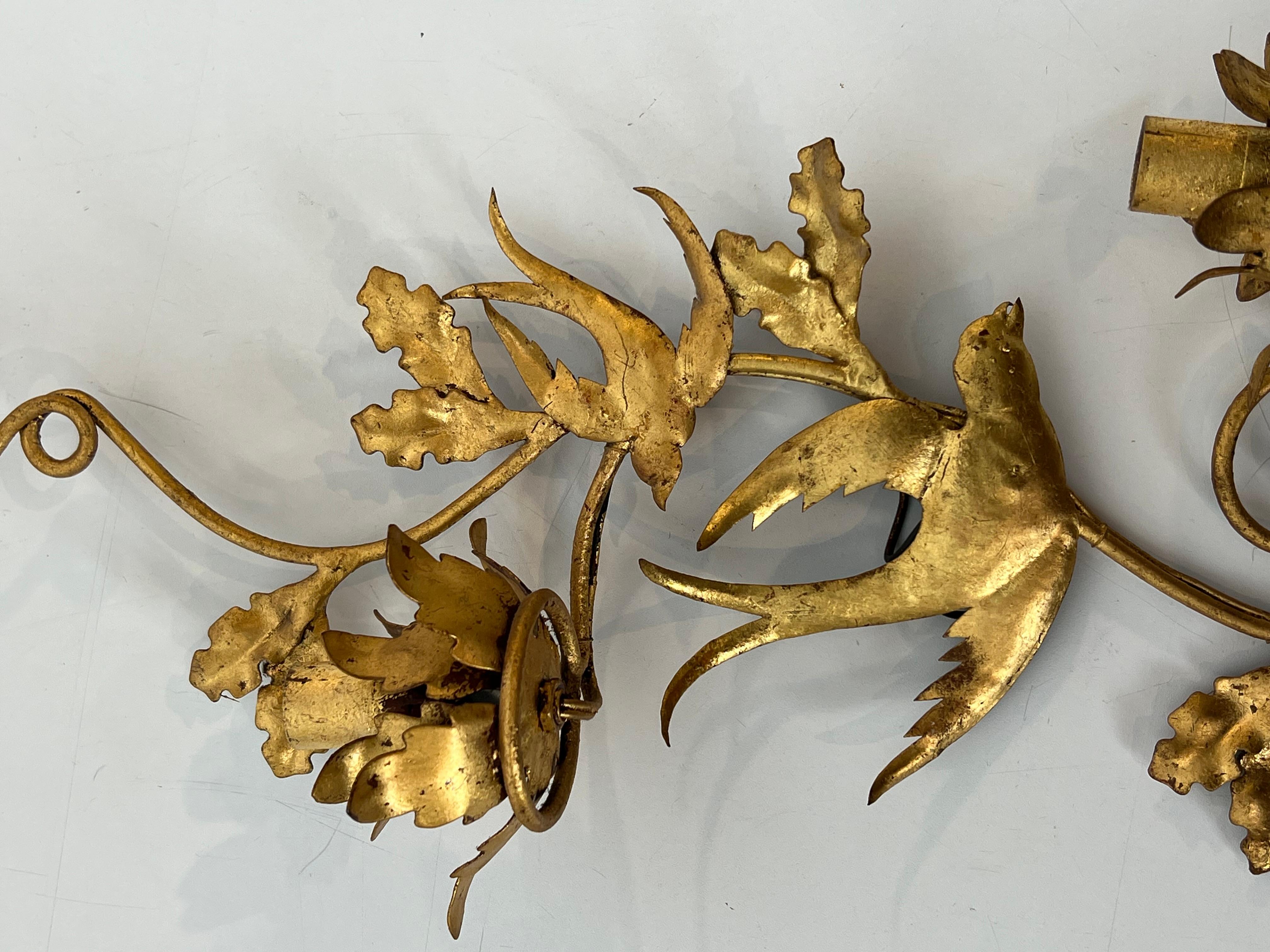 Paire d'appliques murales à oiseaux en métal doré dans le style de la Maison Baguès en vente 9