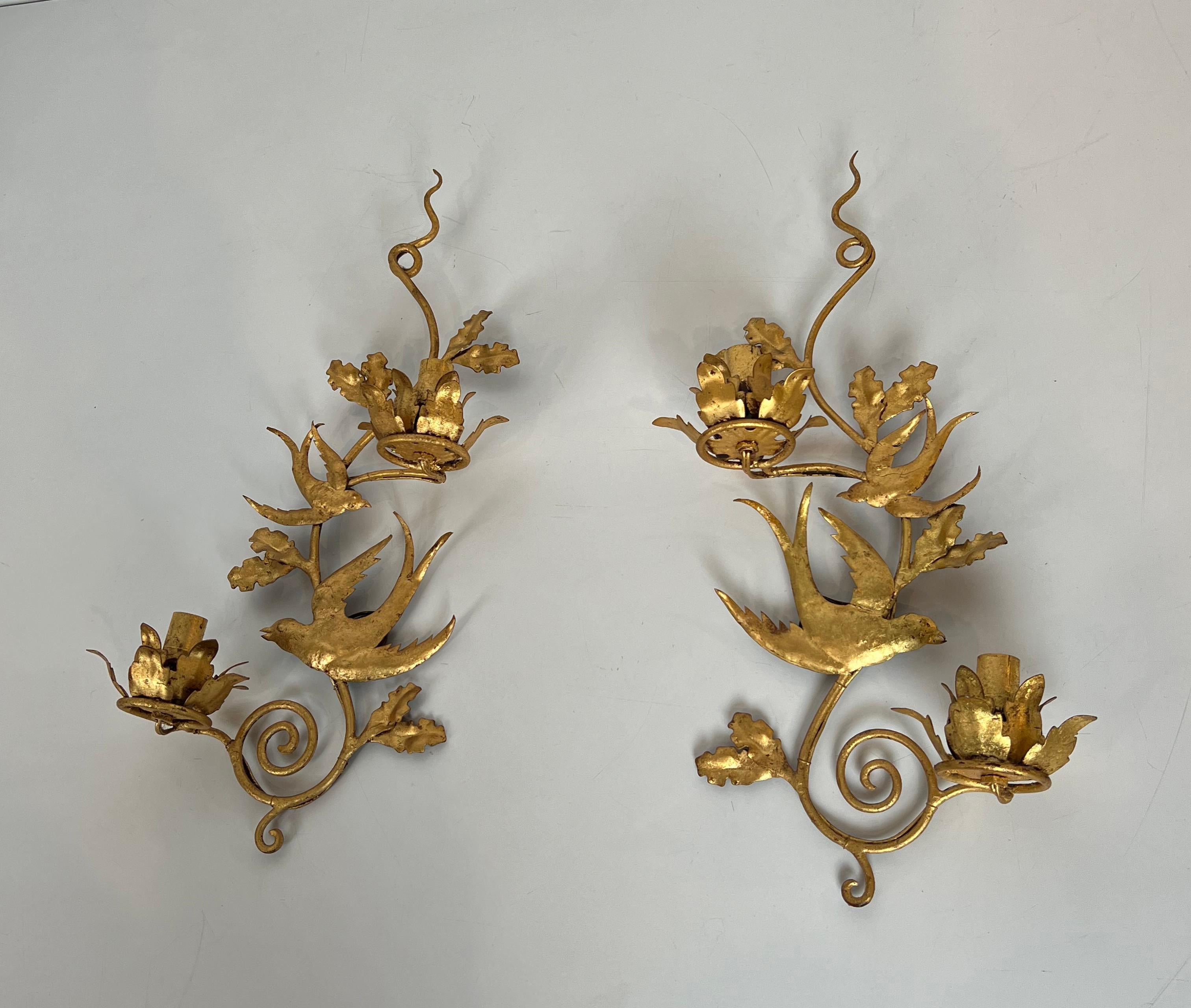 Paire d'appliques murales à oiseaux en métal doré dans le style de la Maison Baguès en vente 10