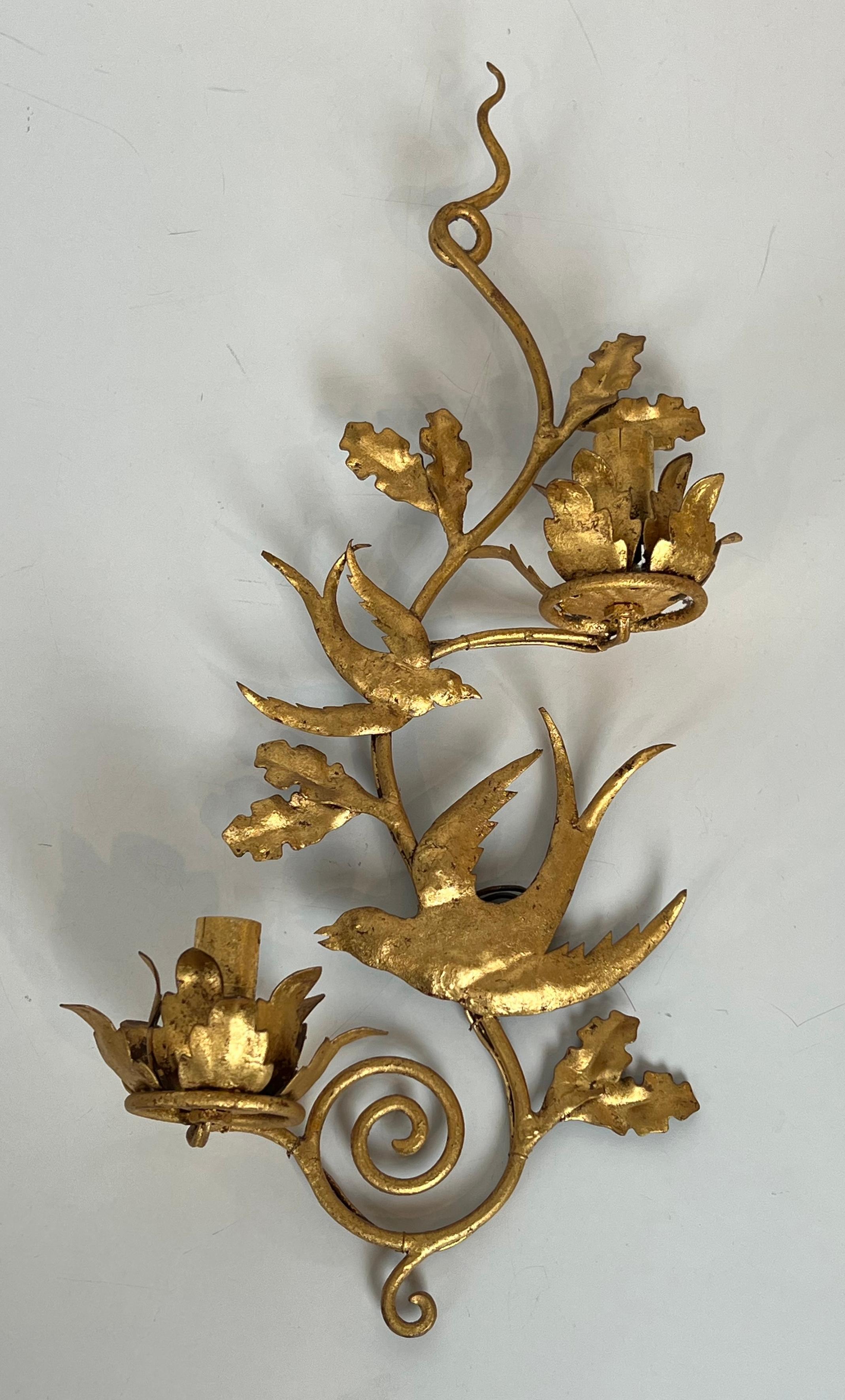 Cette paire d'appliques murales très décoratives est composée d'oiseaux en métal doré. Il s'agit d'un ouvrage français dans le style de la Maison Baguès. Circa 1970