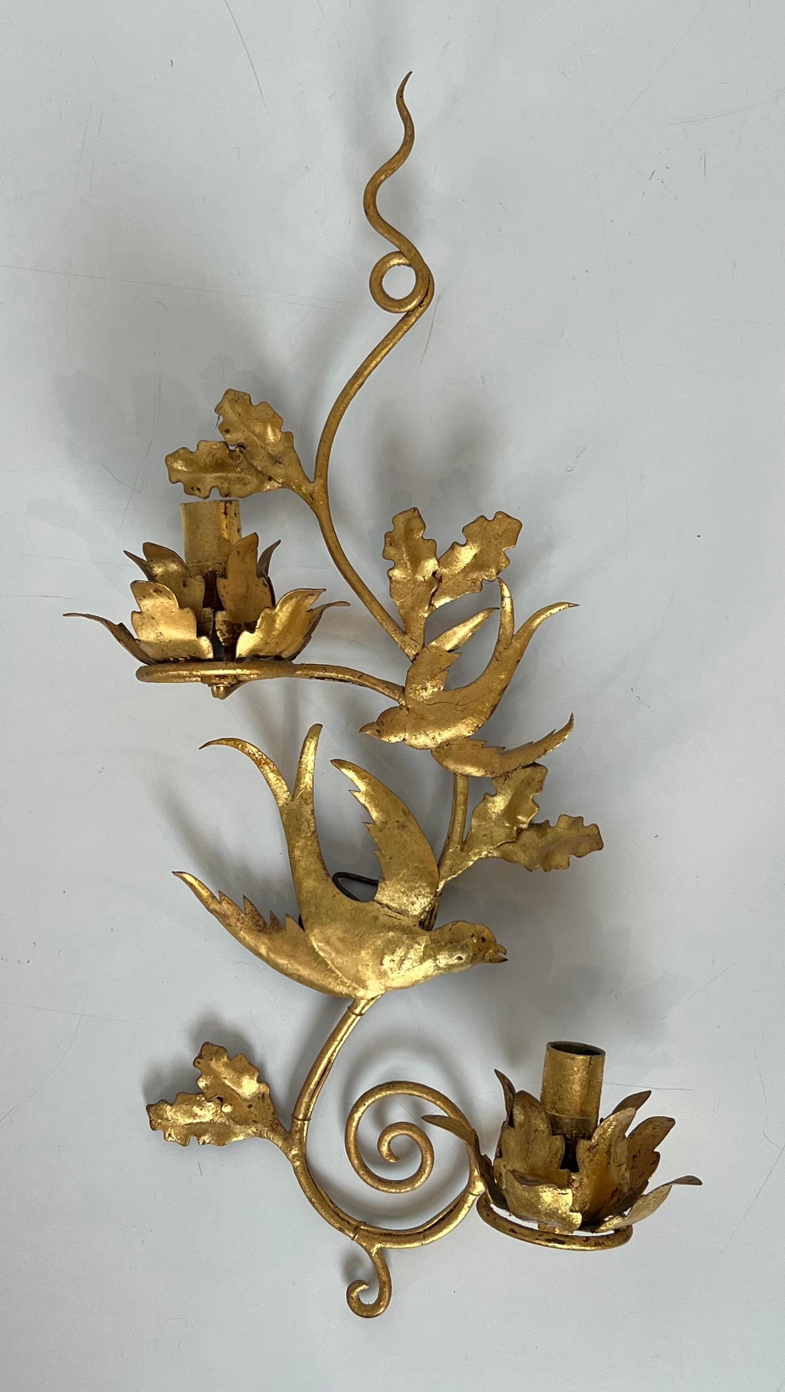 Mid-Century Modern Paire d'appliques murales à oiseaux en métal doré dans le style de la Maison Baguès en vente