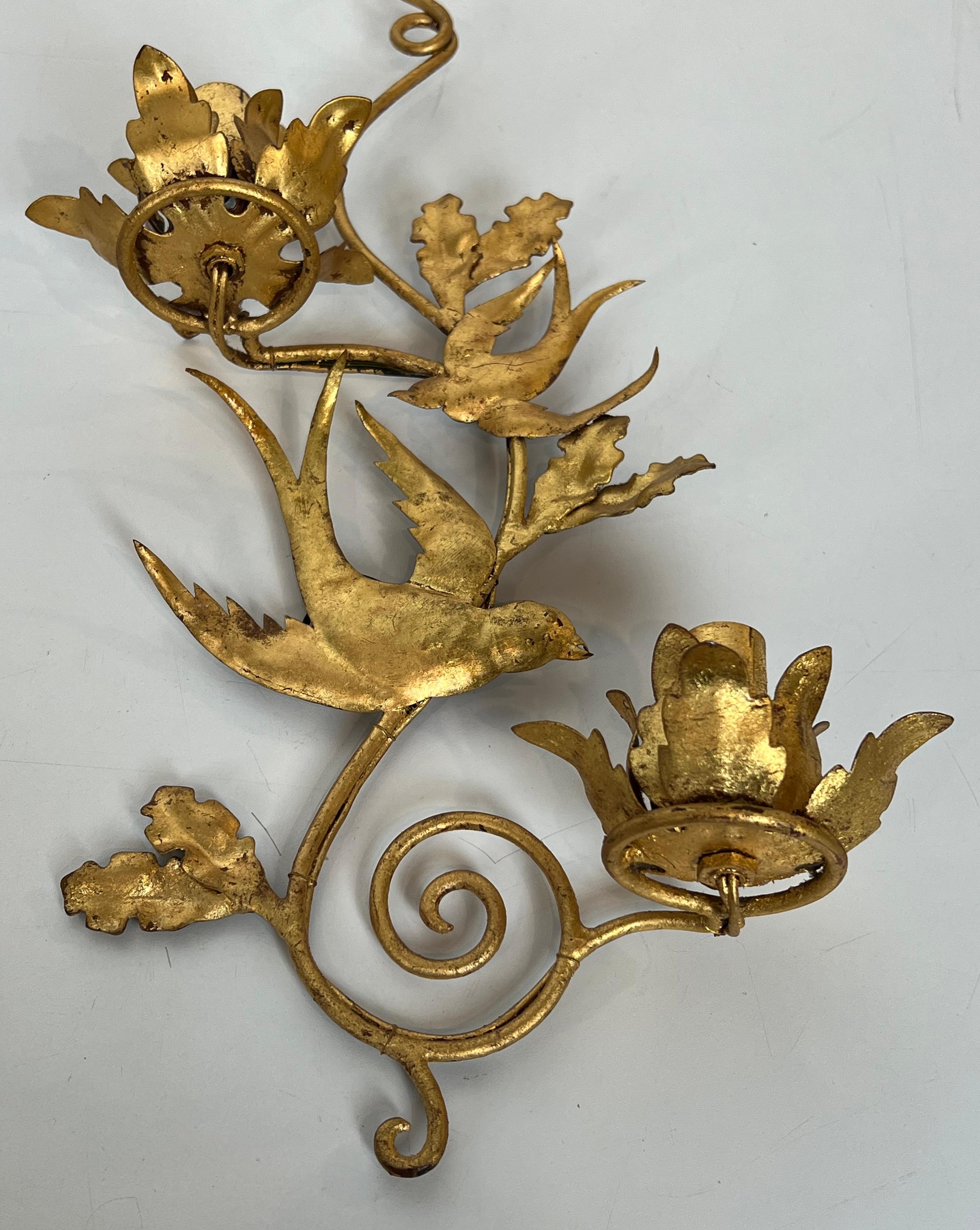 Fin du 20e siècle Paire d'appliques murales à oiseaux en métal doré dans le style de la Maison Baguès en vente