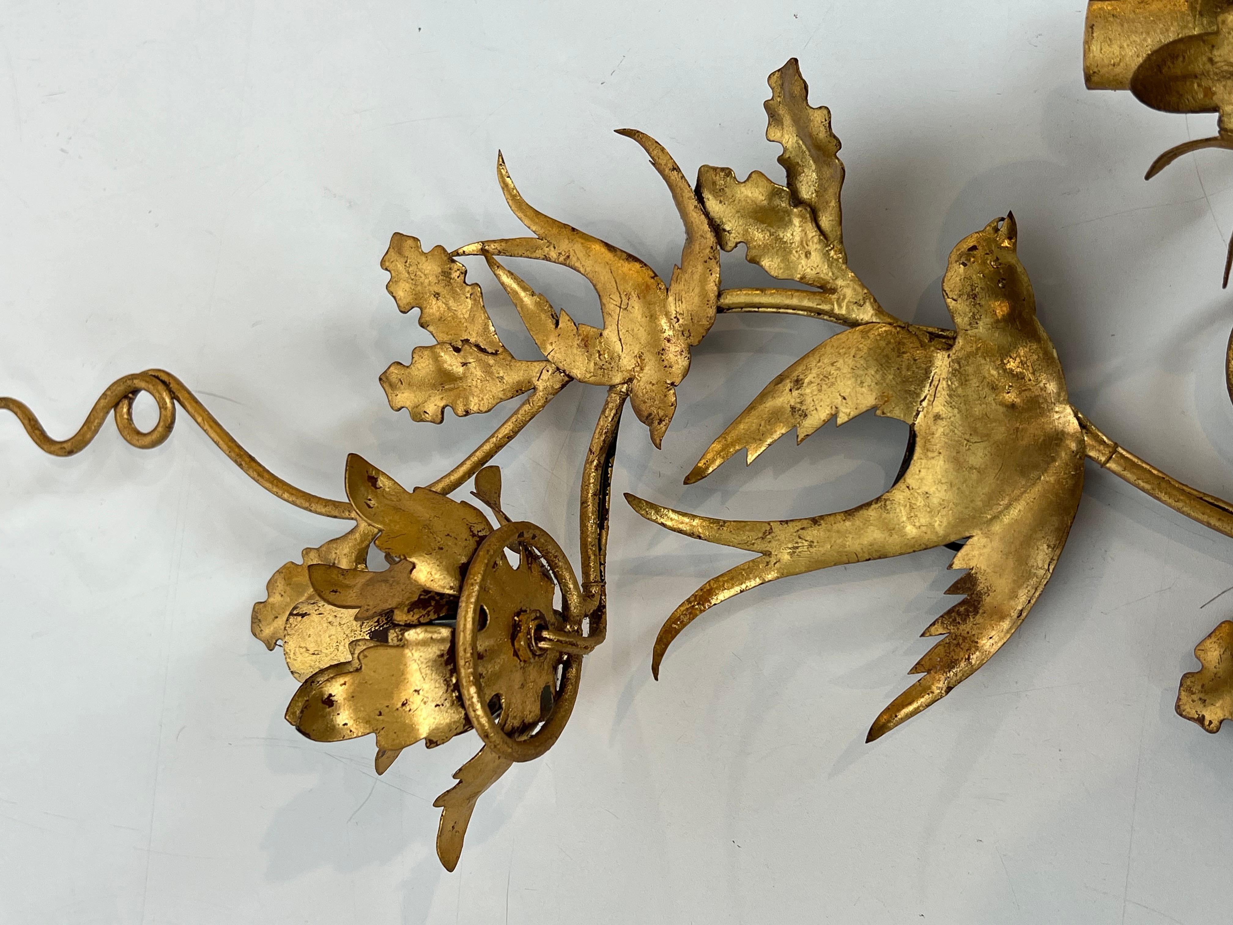 Métal Paire d'appliques murales à oiseaux en métal doré dans le style de la Maison Baguès en vente