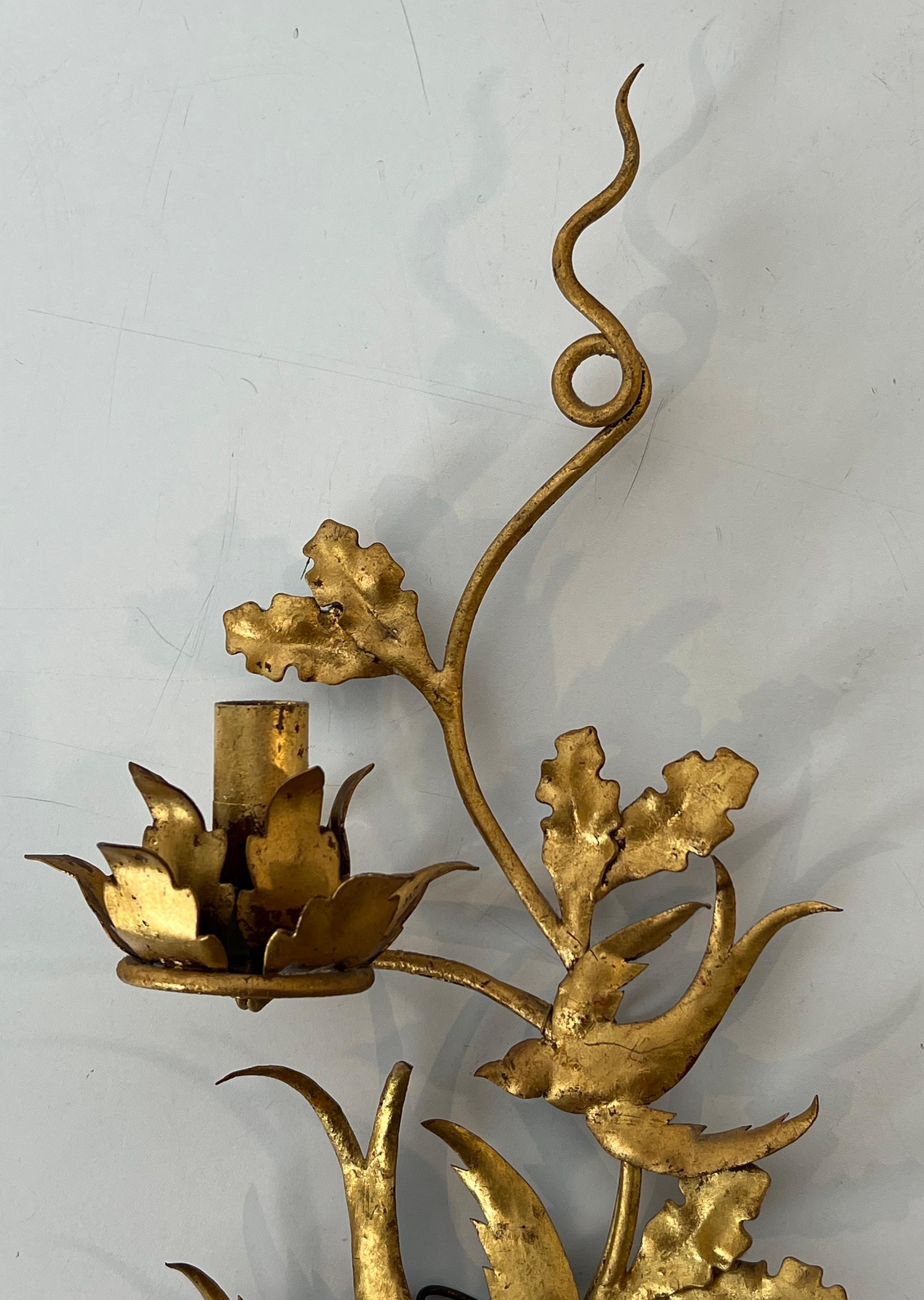 Paire d'appliques murales à oiseaux en métal doré dans le style de la Maison Baguès en vente 1