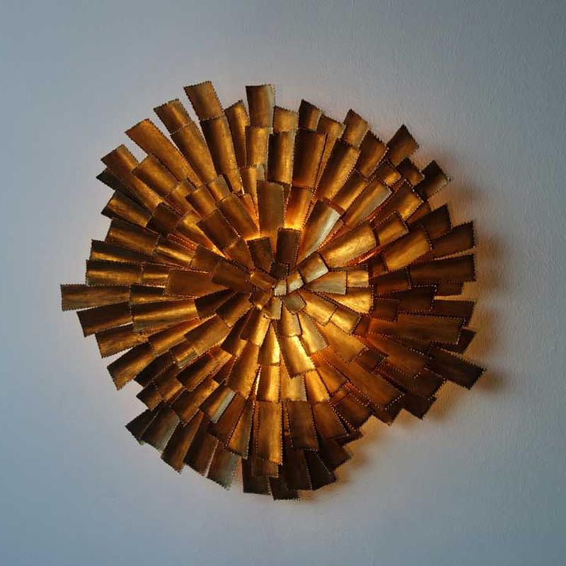 Helles, funkelndes und bezauberndes Paar Wandleuchter mit sonnenbogenförmiger Struktur aus vergoldetem Metall nach der Art von Svend Aage Holm Sørensen.