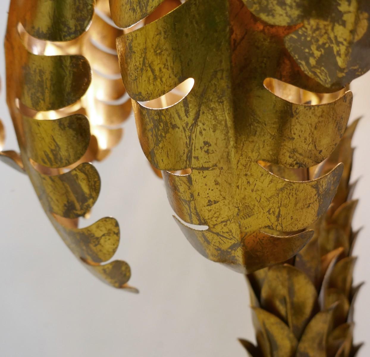 Europeo Coppia di lampade da terra Palmer dorate in finitura oro in vendita