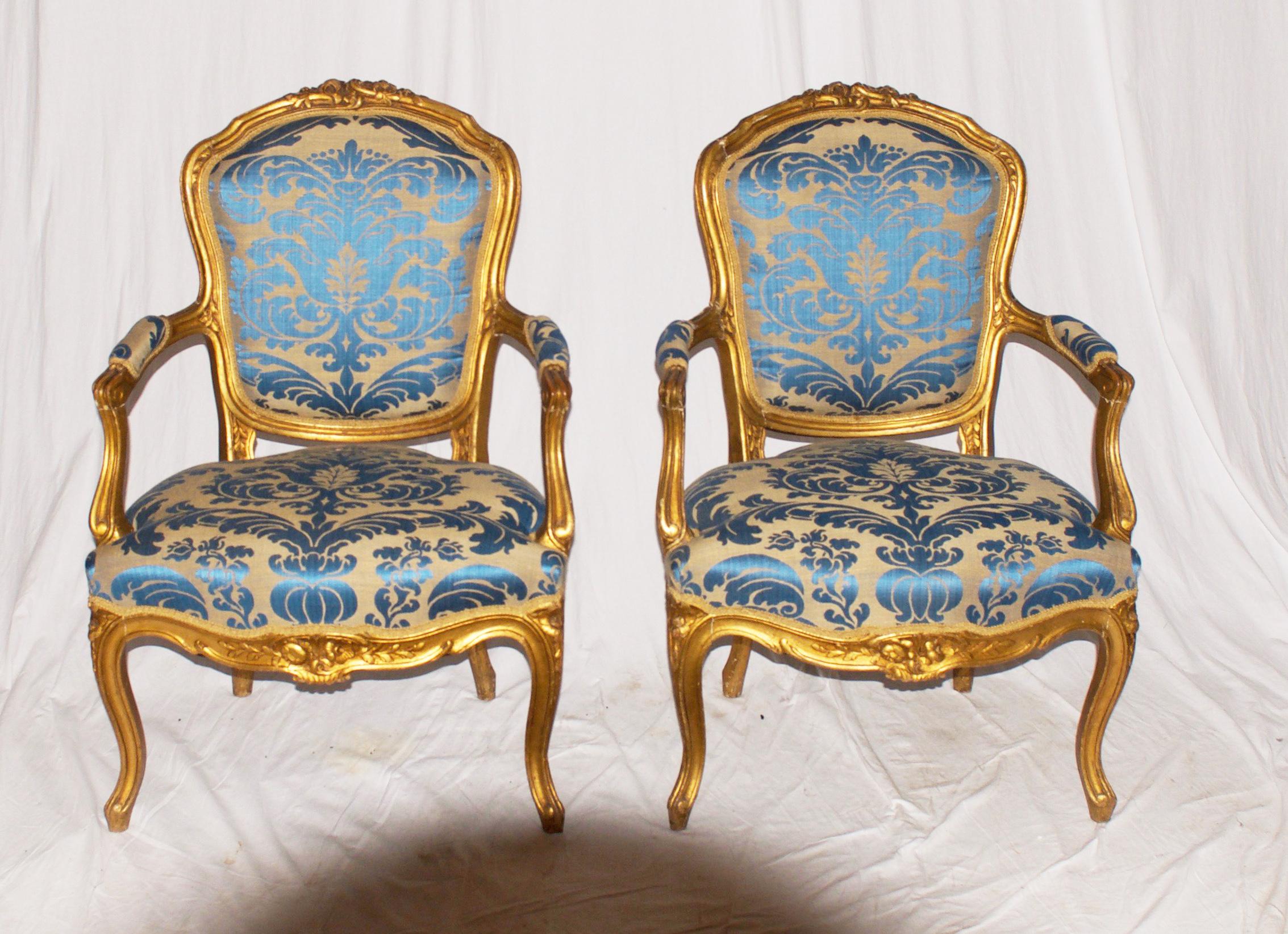 Sculpted and gilded wood. Later part of the 18th century.
Scratches, marks, stains, new silk upholstery.
