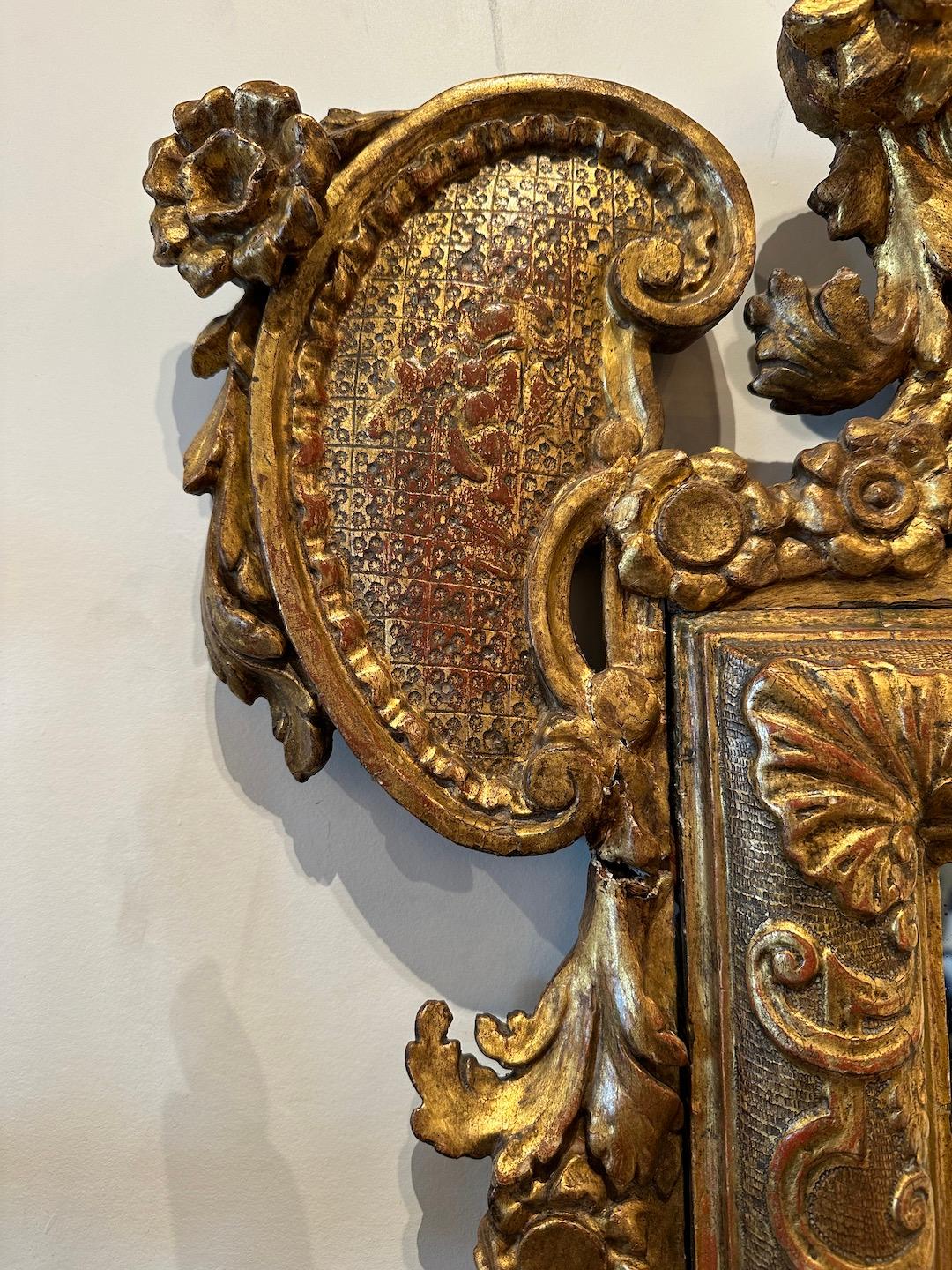 Fin du XVIIIe siècle Paire de miroirs vénitiens dorés  en vente