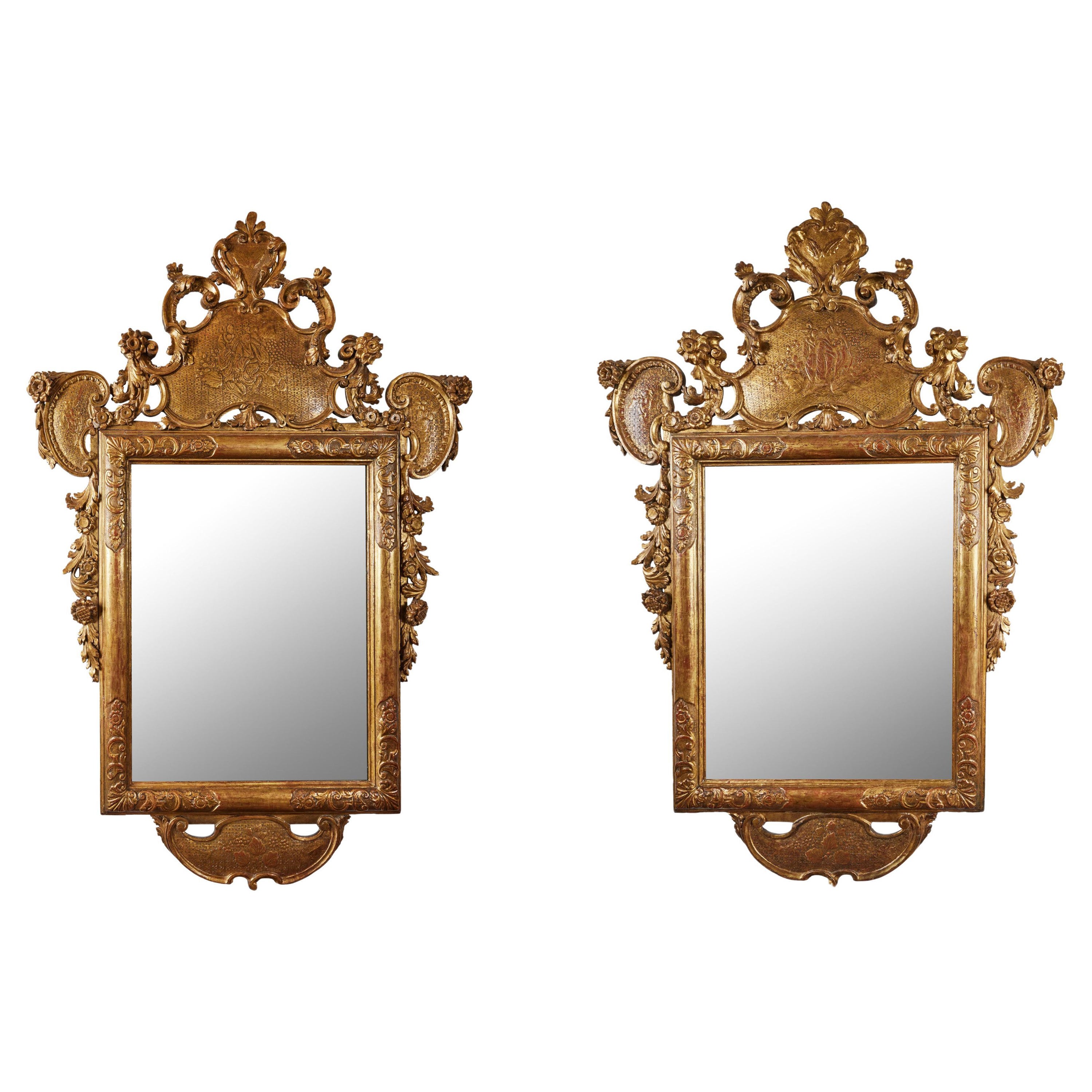 Paire de miroirs vénitiens dorés en vente