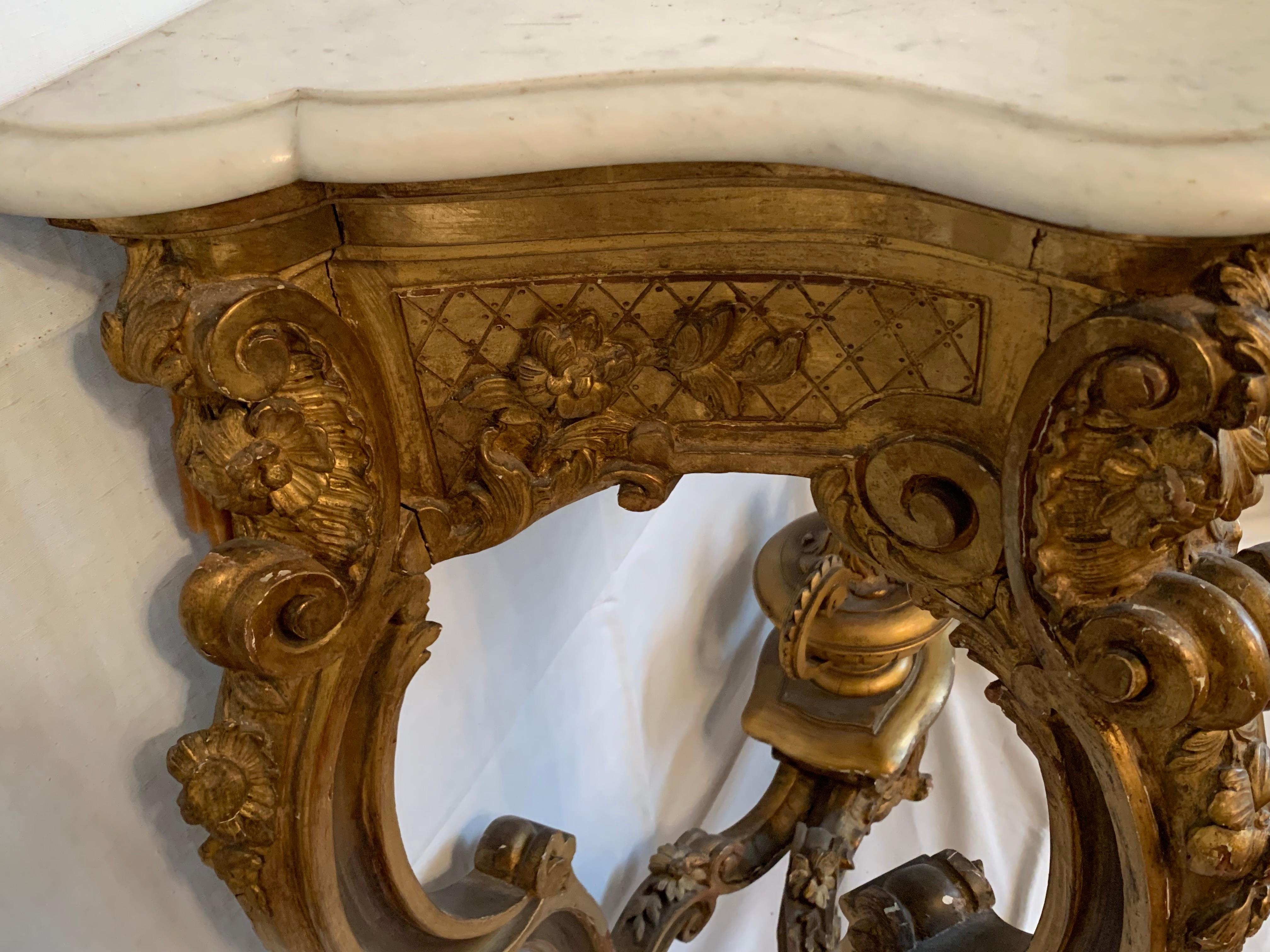 Pareja de consolas de madera dorada con tapa de mármol Luis XV en venta