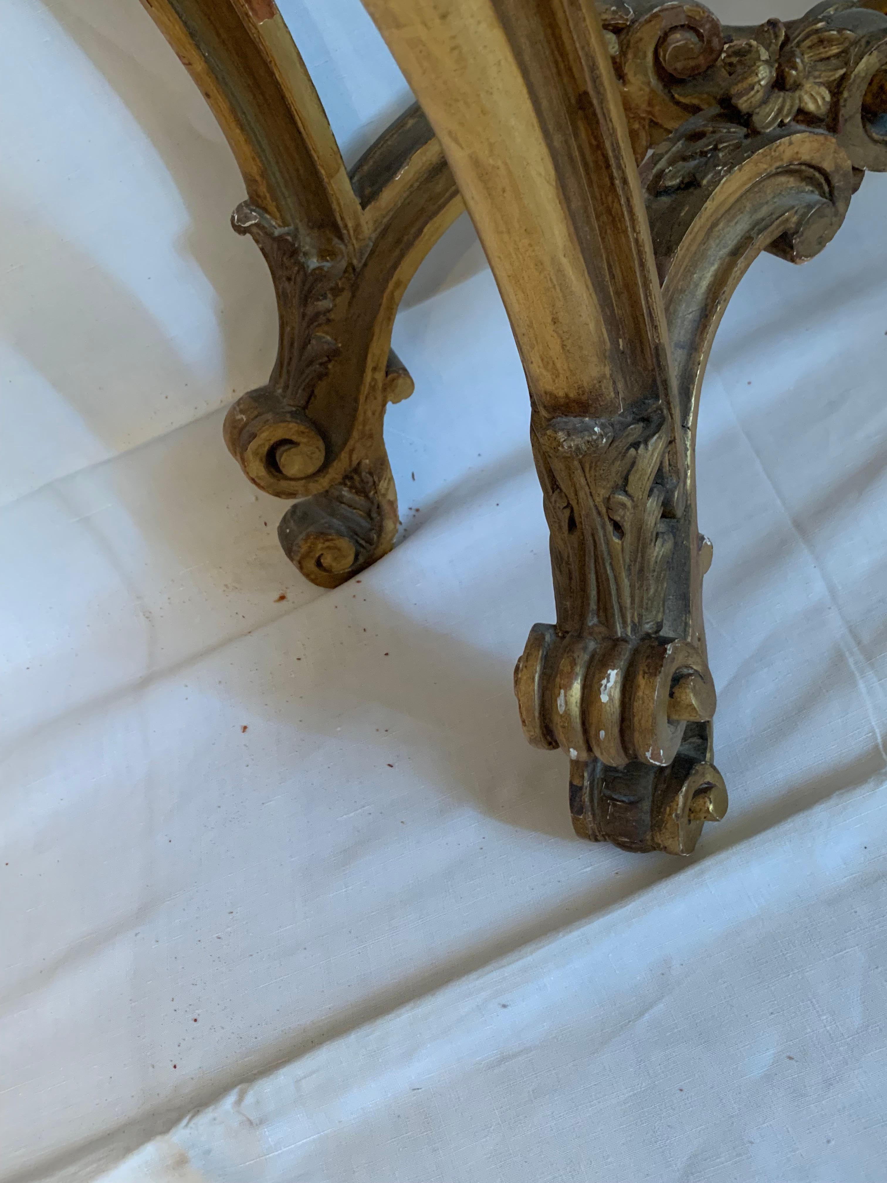 Pareja de consolas de madera dorada con tapa de mármol Mármol en venta