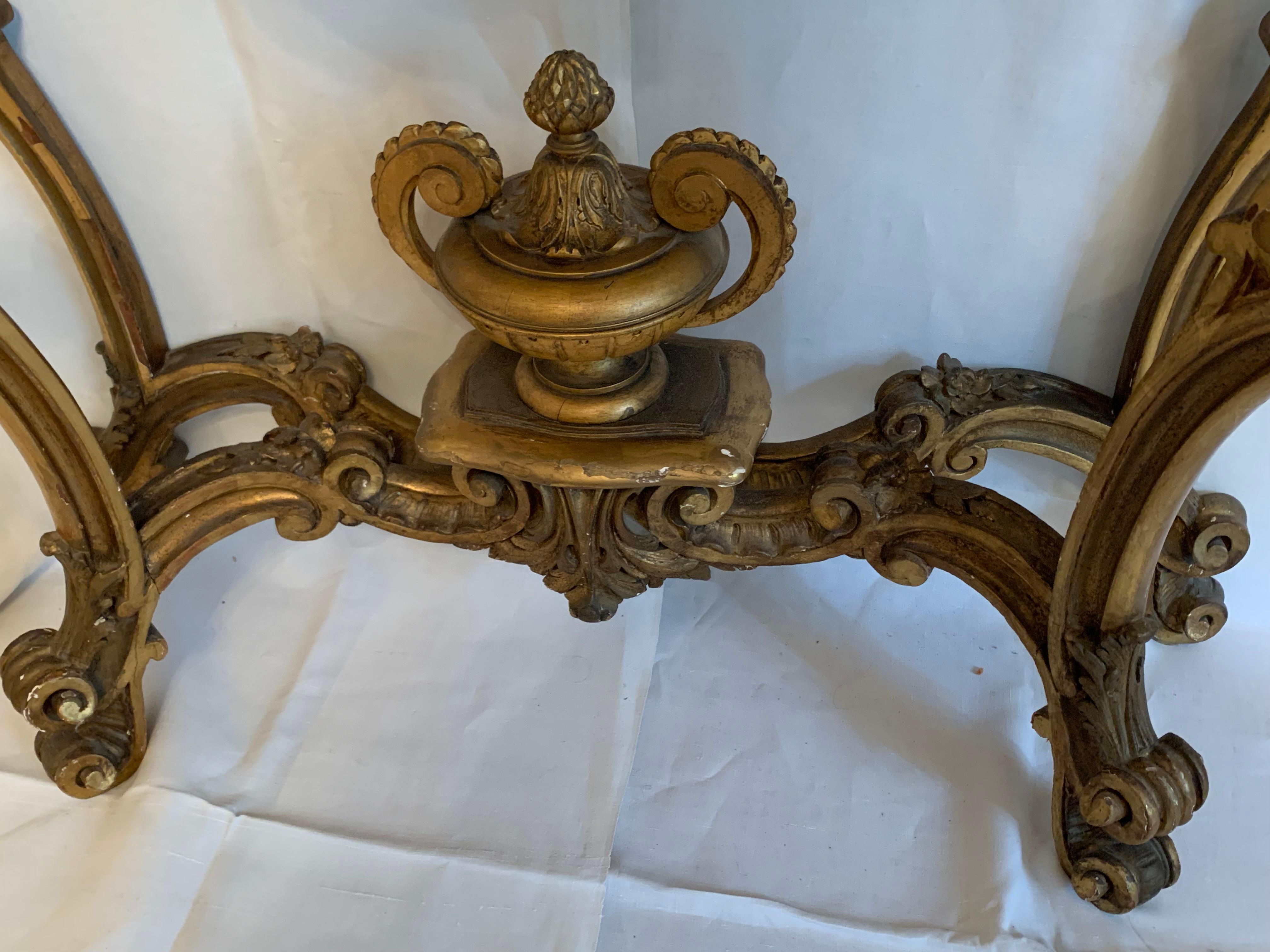 Pareja de consolas de madera dorada con tapa de mármol en venta 1