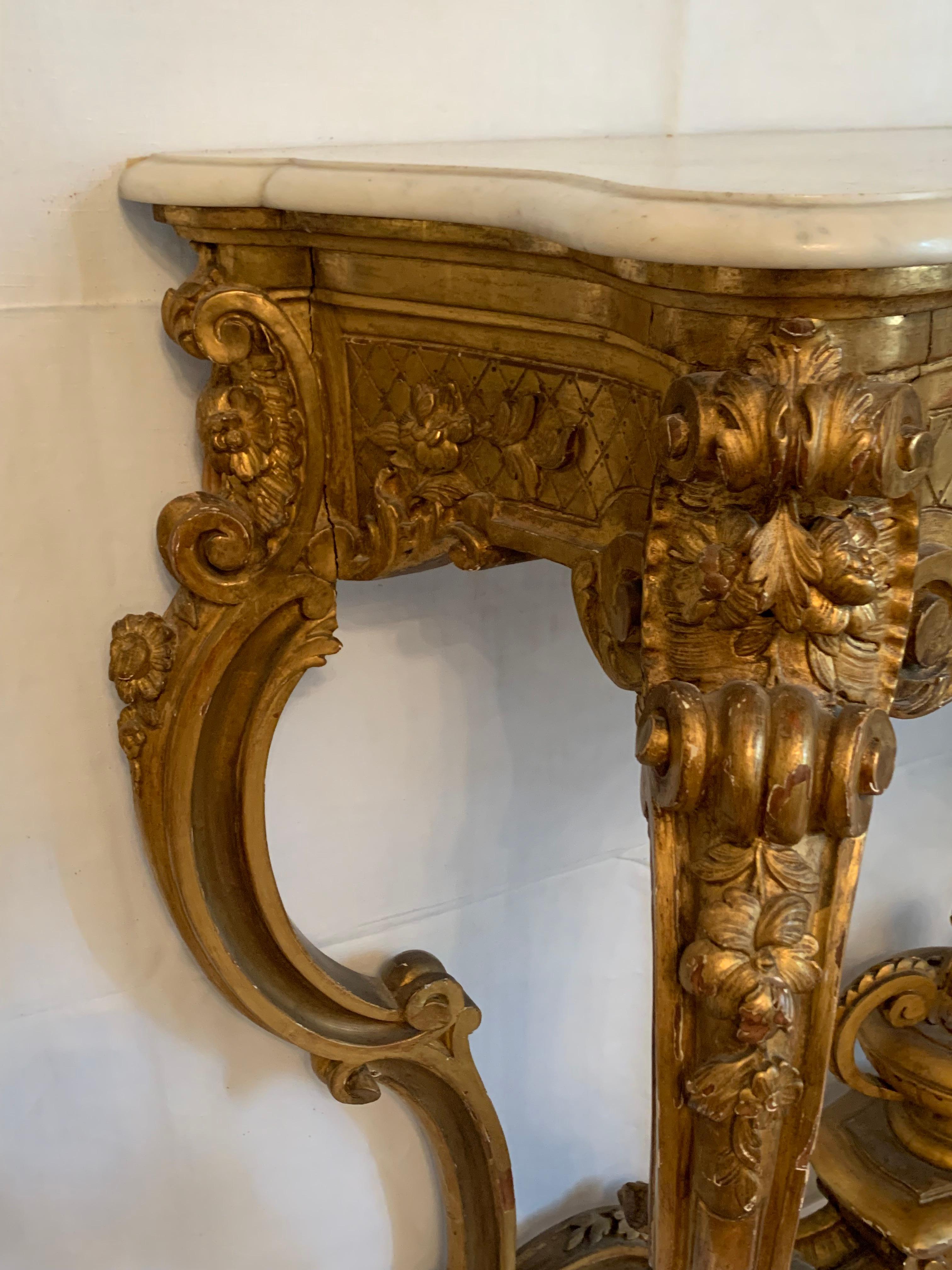 Pareja de consolas de madera dorada con tapa de mármol en venta 2