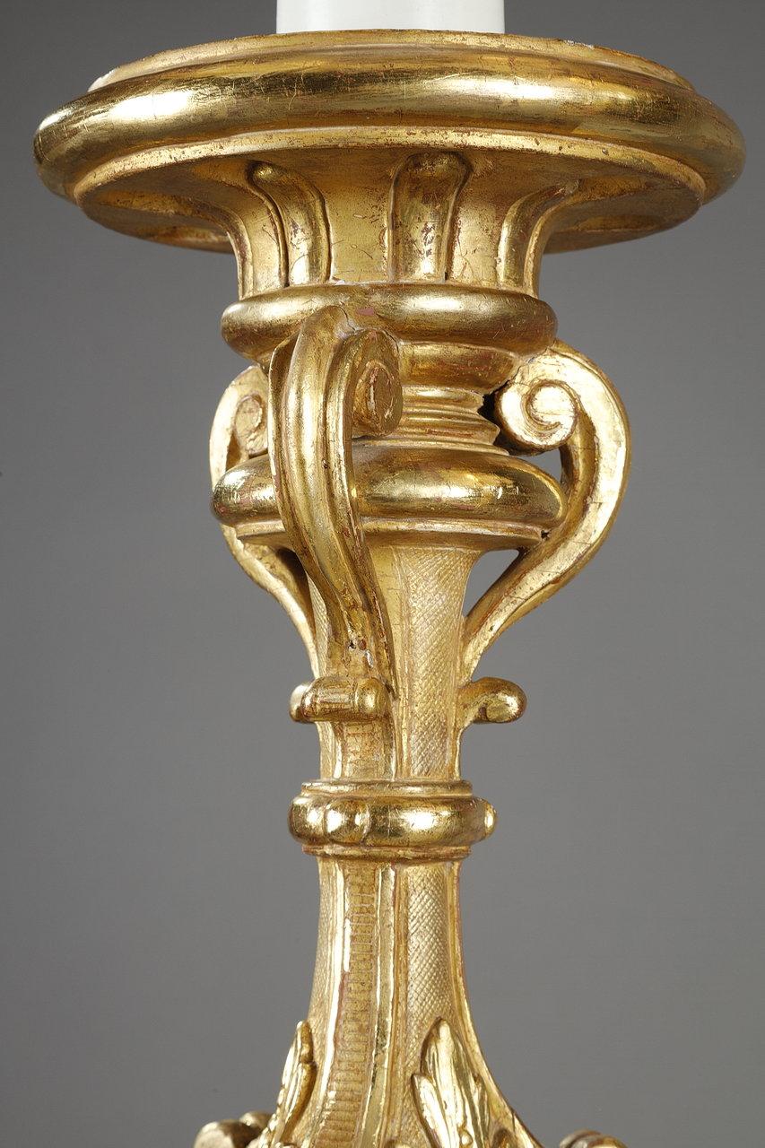 Paire de porte-torches tripodes en bois doré de style Louis XIV en vente 3