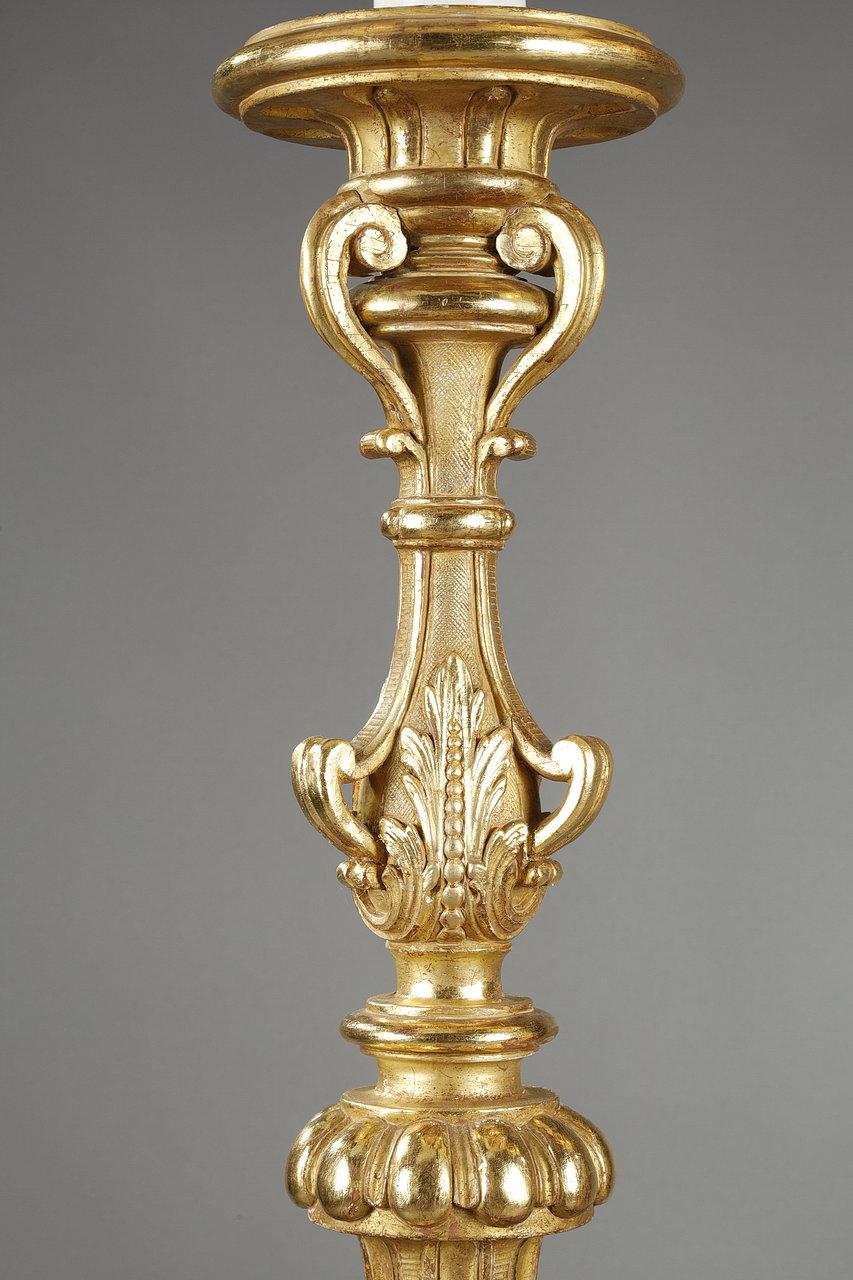 Paar dreibeinige Fackelhalter aus vergoldetem Holz im Louis XIV.-Stil im Angebot 4