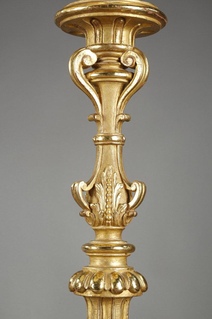 Paire de porte-torches tripodes en bois doré de style Louis XIV en vente 5
