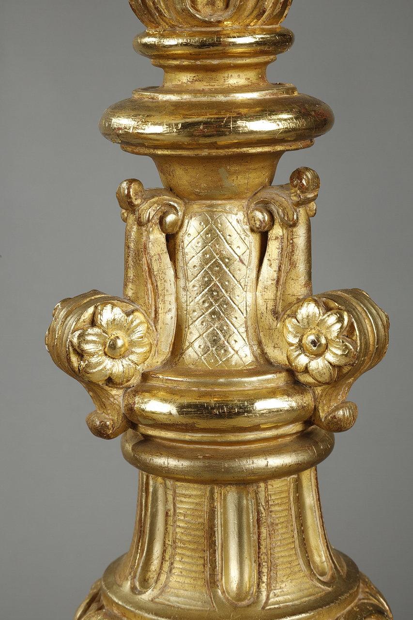 Paar dreibeinige Fackelhalter aus vergoldetem Holz im Louis XIV.-Stil im Angebot 7
