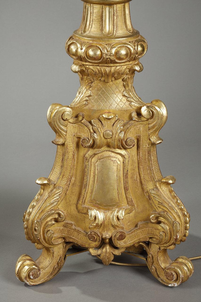 Paire de porte-torches tripodes en bois doré de style Louis XIV en vente 10