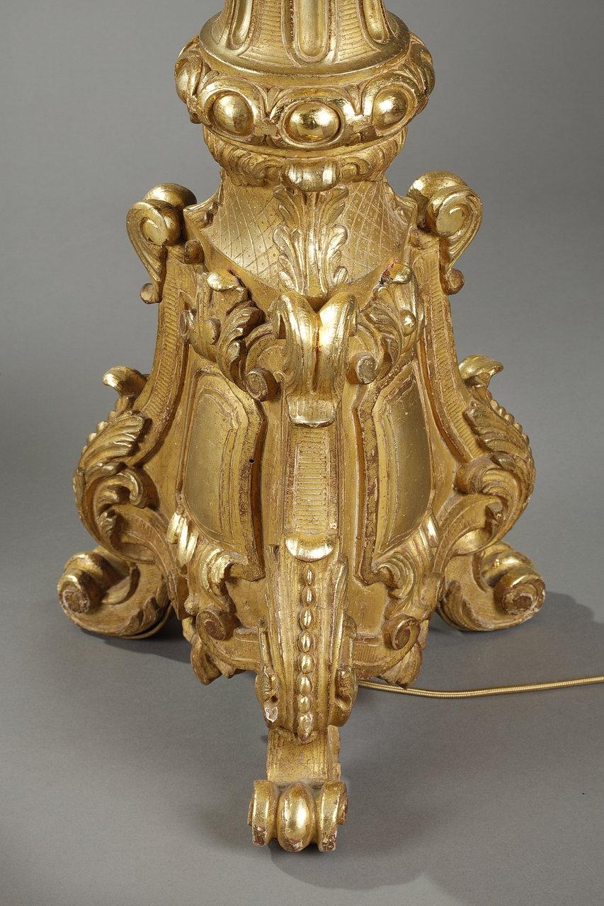 Paire de porte-torches tripodes en bois doré de style Louis XIV en vente 11