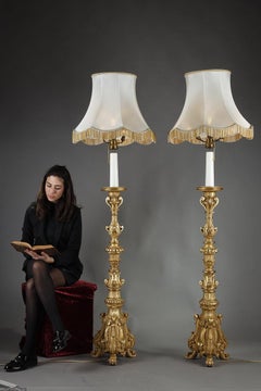 Paire de porte-torches tripodes en bois doré de style Louis XIV