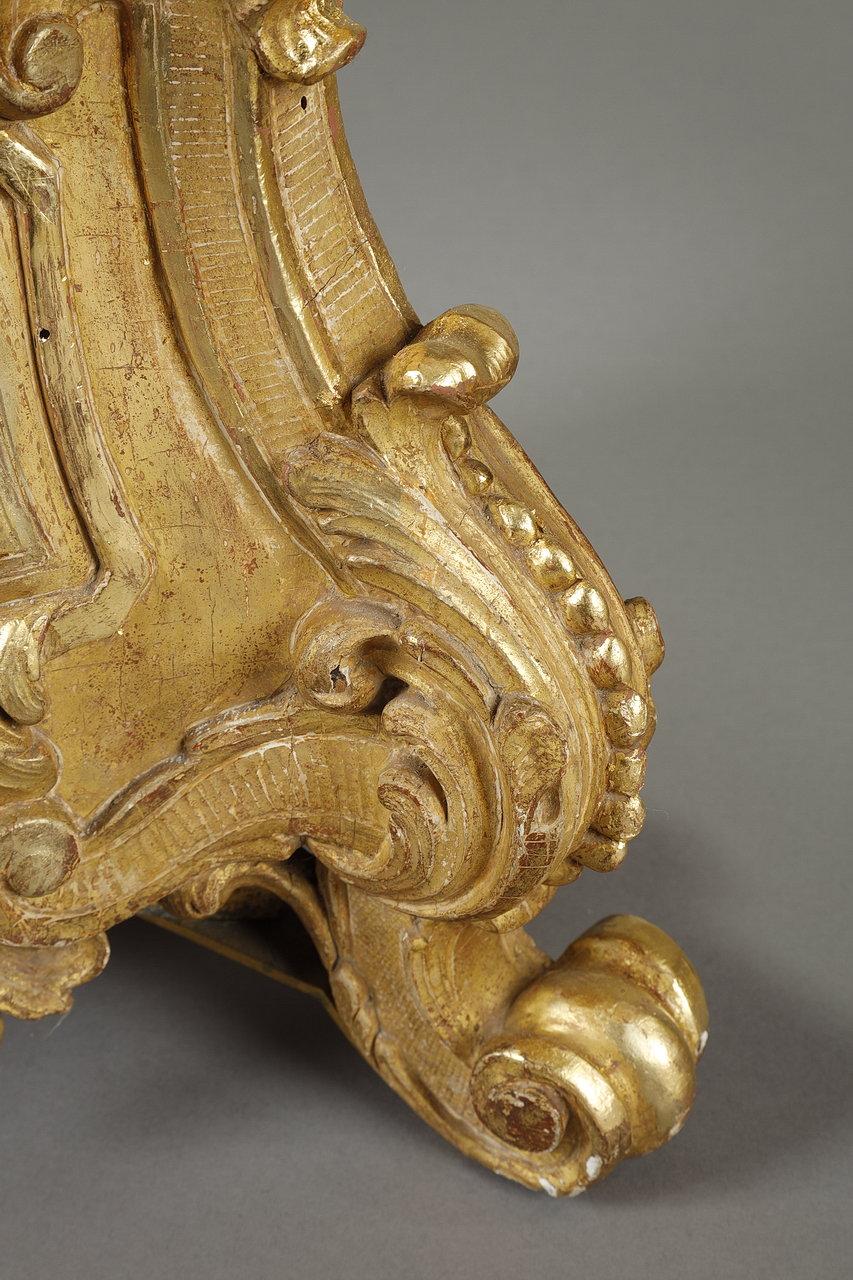 Paar dreibeinige Fackelhalter aus vergoldetem Holz im Louis XIV.-Stil im Angebot 13