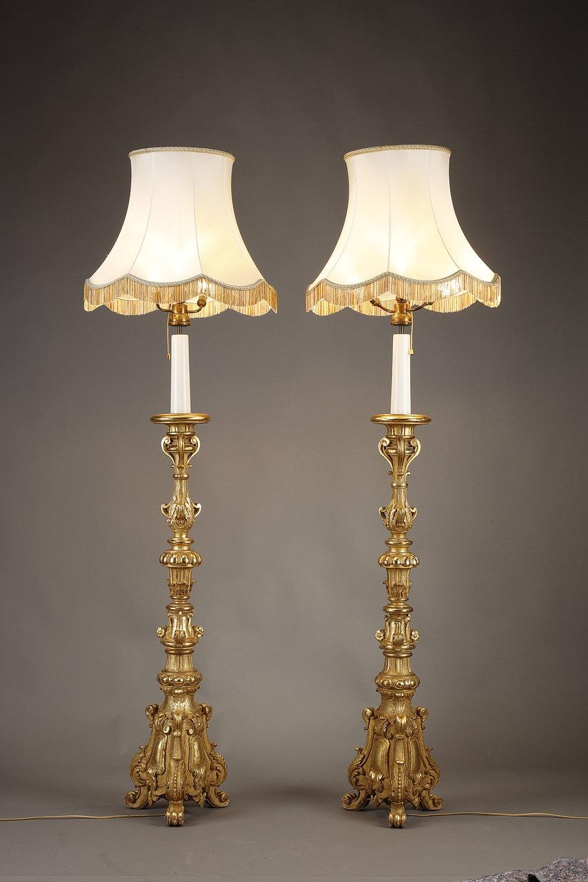 Français Paire de porte-torches tripodes en bois doré de style Louis XIV en vente