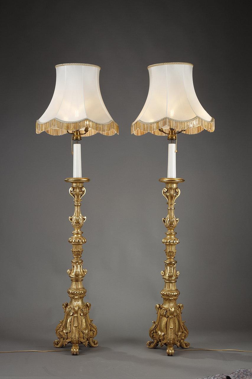 Paar dreibeinige Fackelhalter aus vergoldetem Holz im Louis XIV.-Stil (Vergoldet) im Angebot