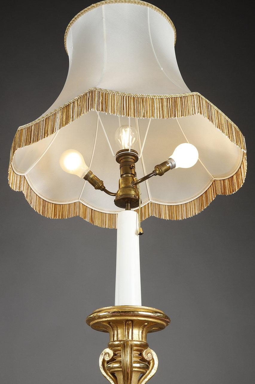XIXe siècle Paire de porte-torches tripodes en bois doré de style Louis XIV en vente
