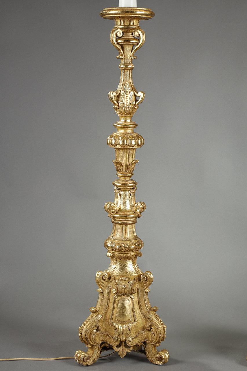Soie Paire de porte-torches tripodes en bois doré de style Louis XIV en vente