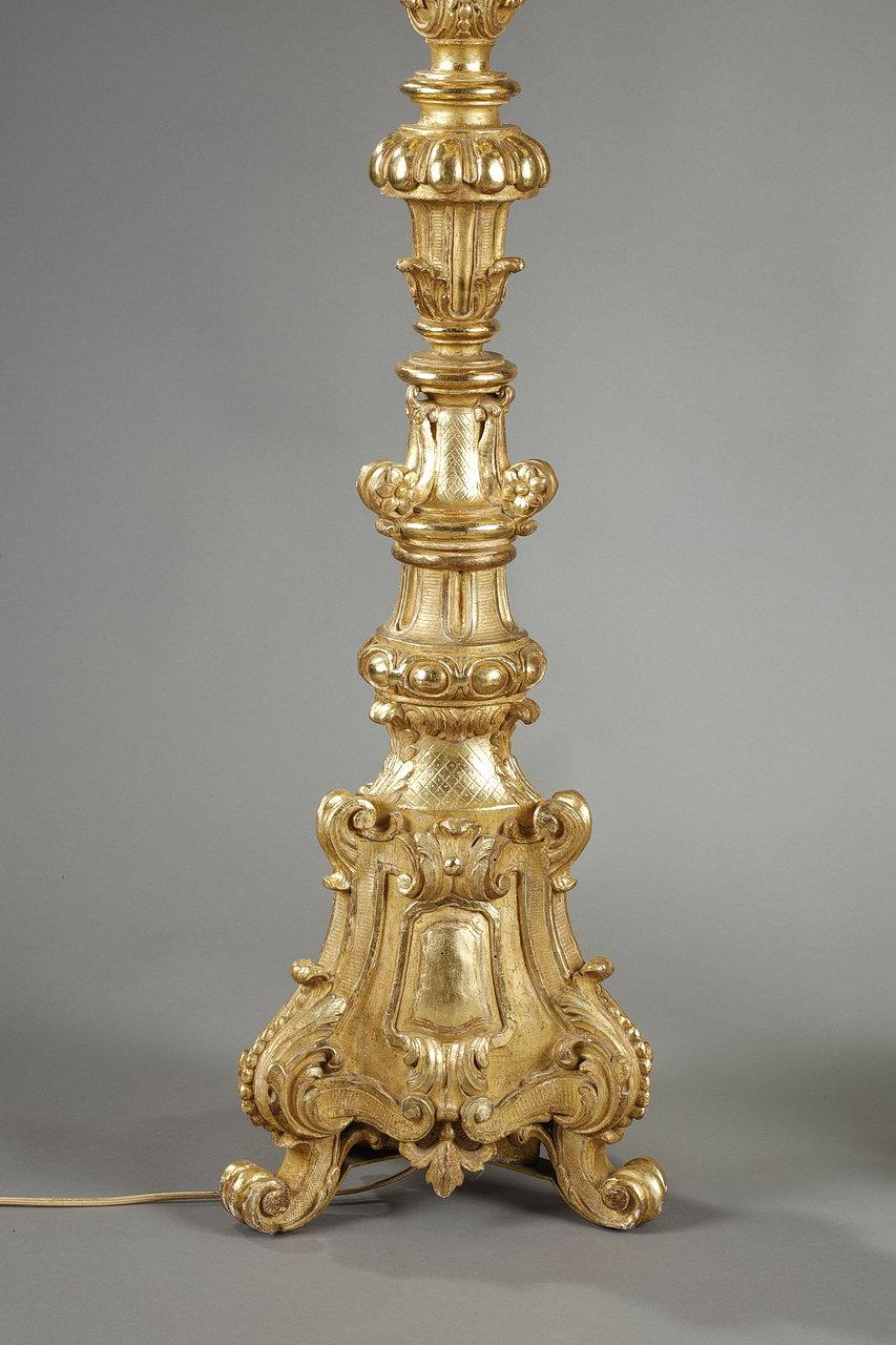 Paar dreibeinige Fackelhalter aus vergoldetem Holz im Louis XIV.-Stil im Angebot 1