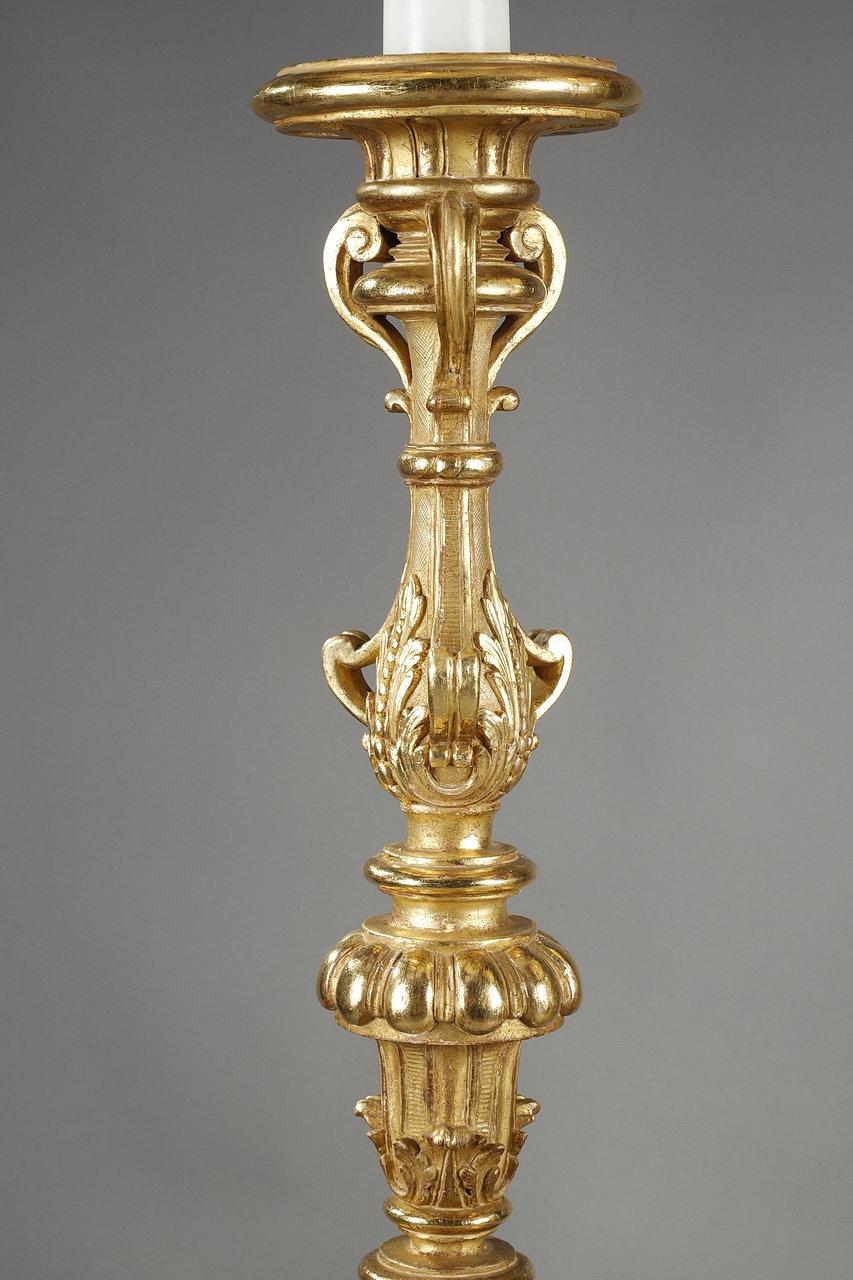 Paire de porte-torches tripodes en bois doré de style Louis XIV en vente 2