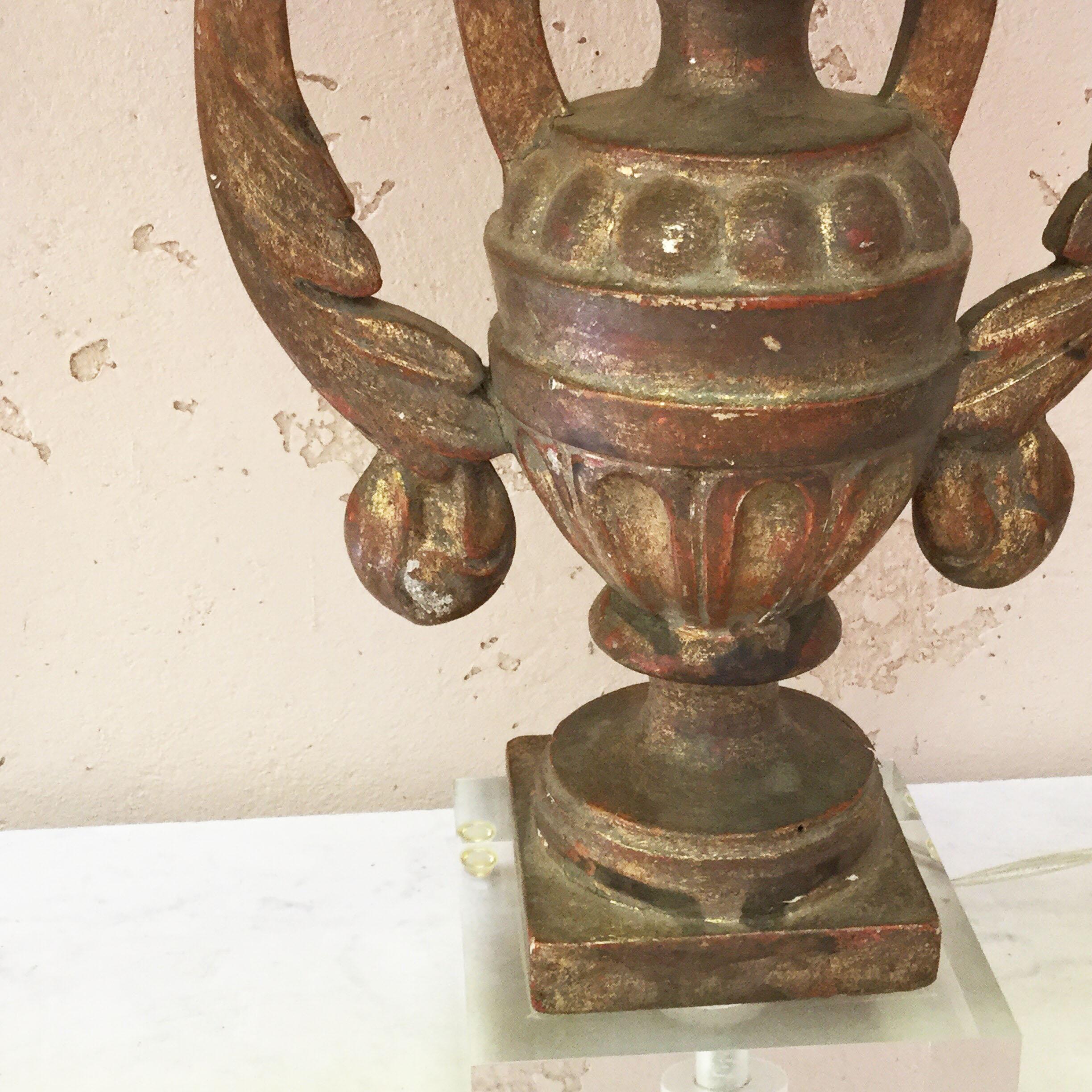Français Paire de lampes en forme d'urne en bois doré, circa 1890 en vente