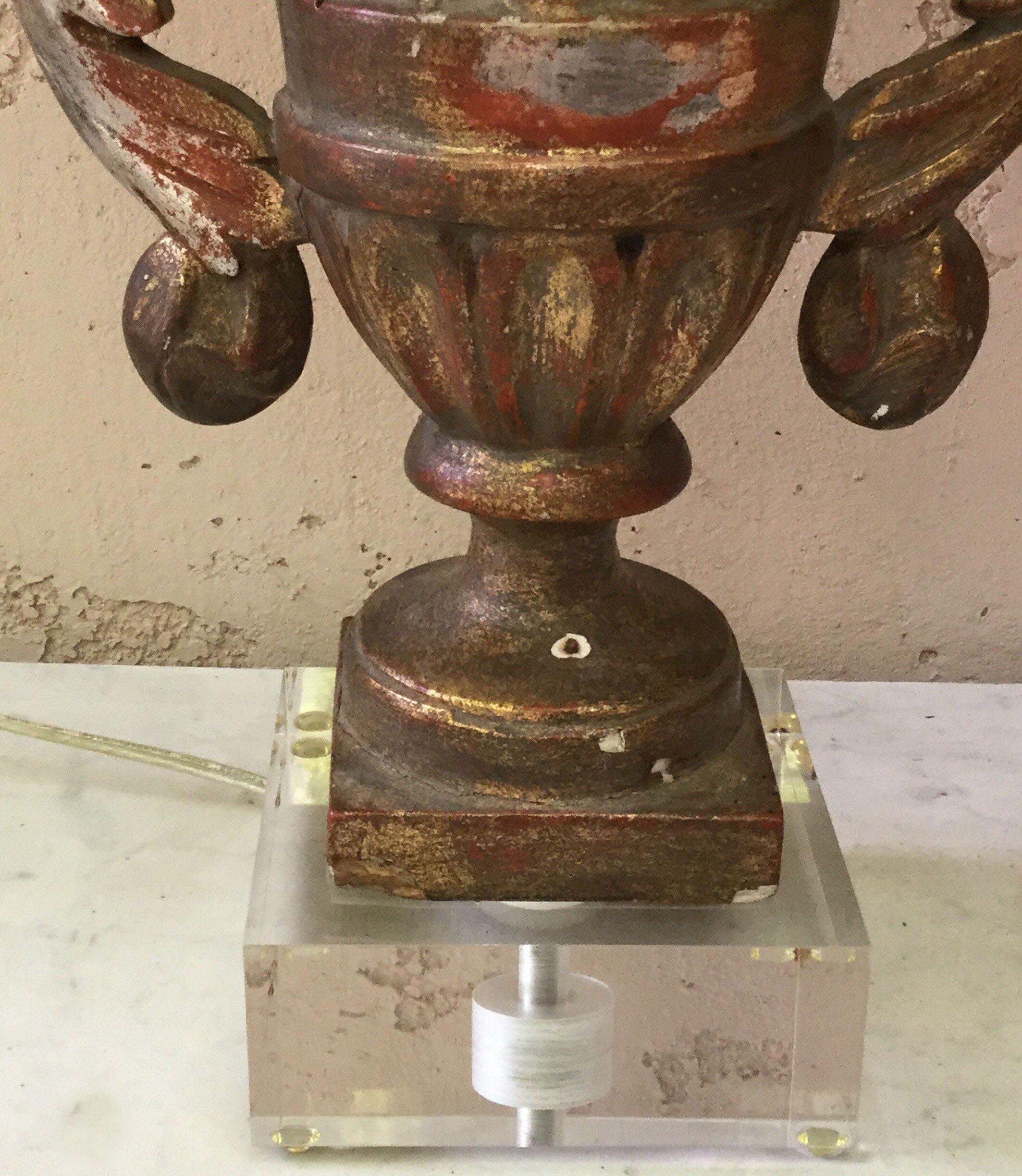 Lin Paire de lampes en forme d'urne en bois doré, circa 1890 en vente